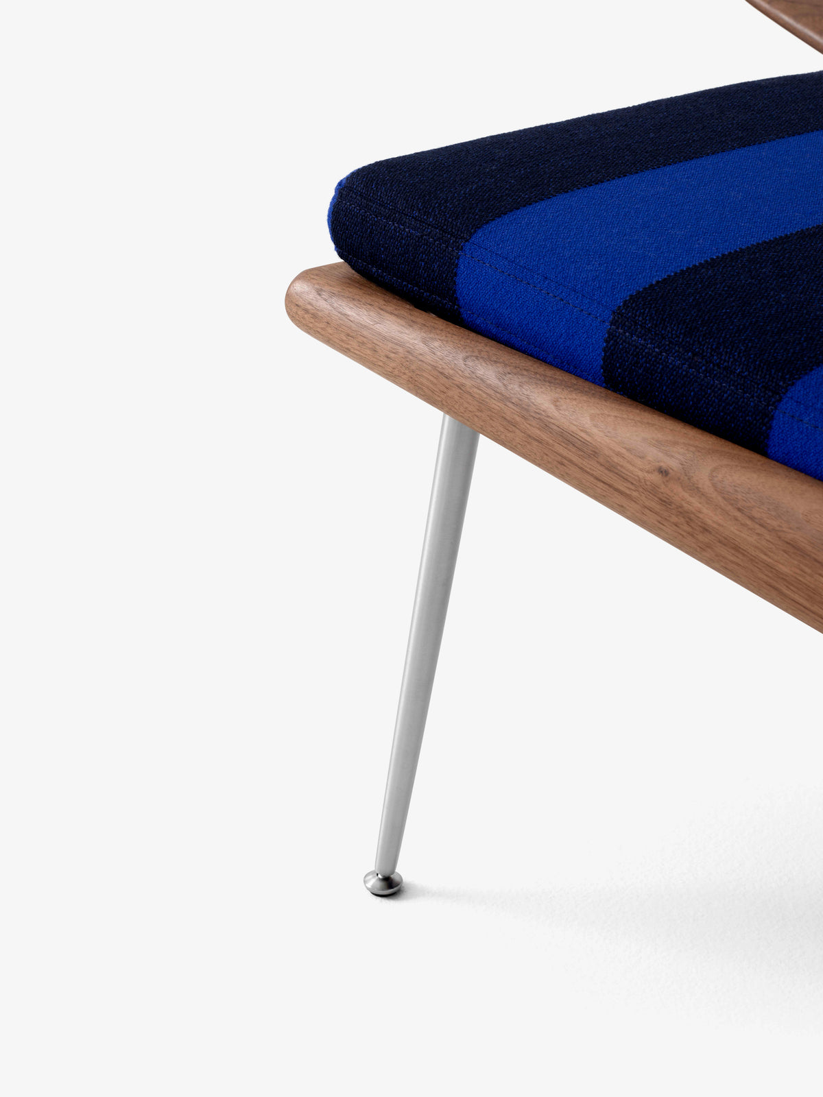 Fauteuil met armleuningen BOOMERANG HM2 gestoffeerd notenhouten frame met een stalen basis