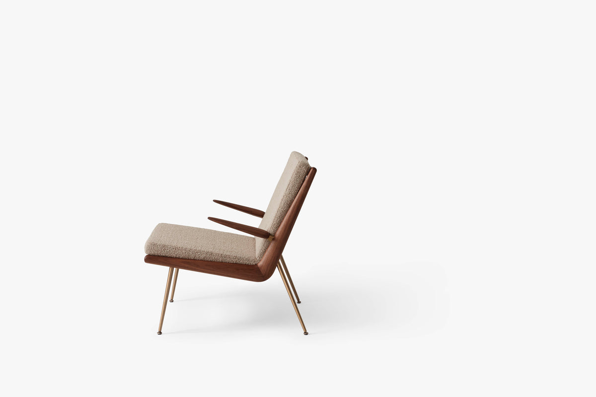 Fauteuil met armleuningen BOOMERANG HM2 gestoffeerd notenhouten frame met messing basis