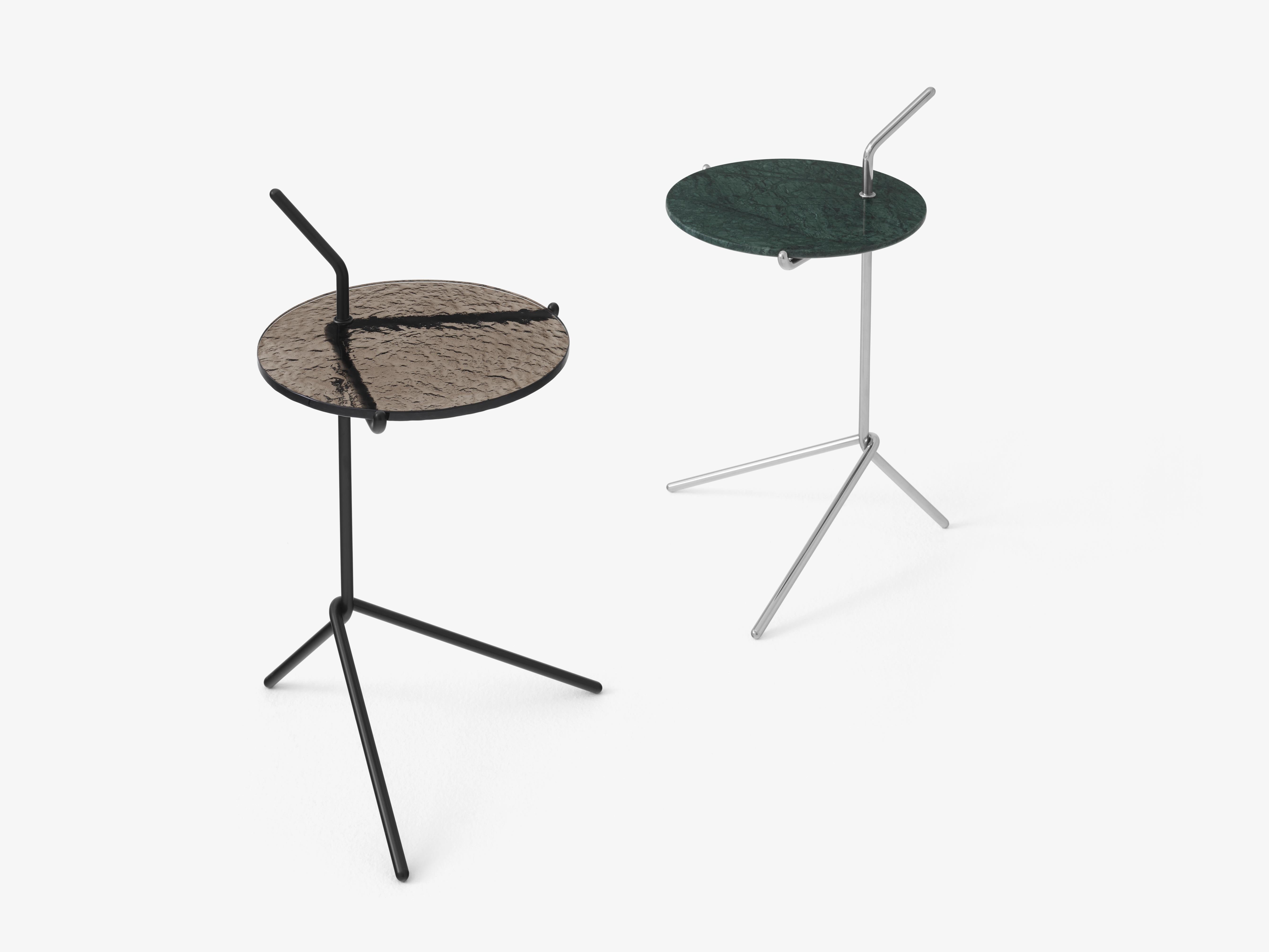Bijzettafel HALTEN SH9 met een rookglazen blad en een zwarte basis.