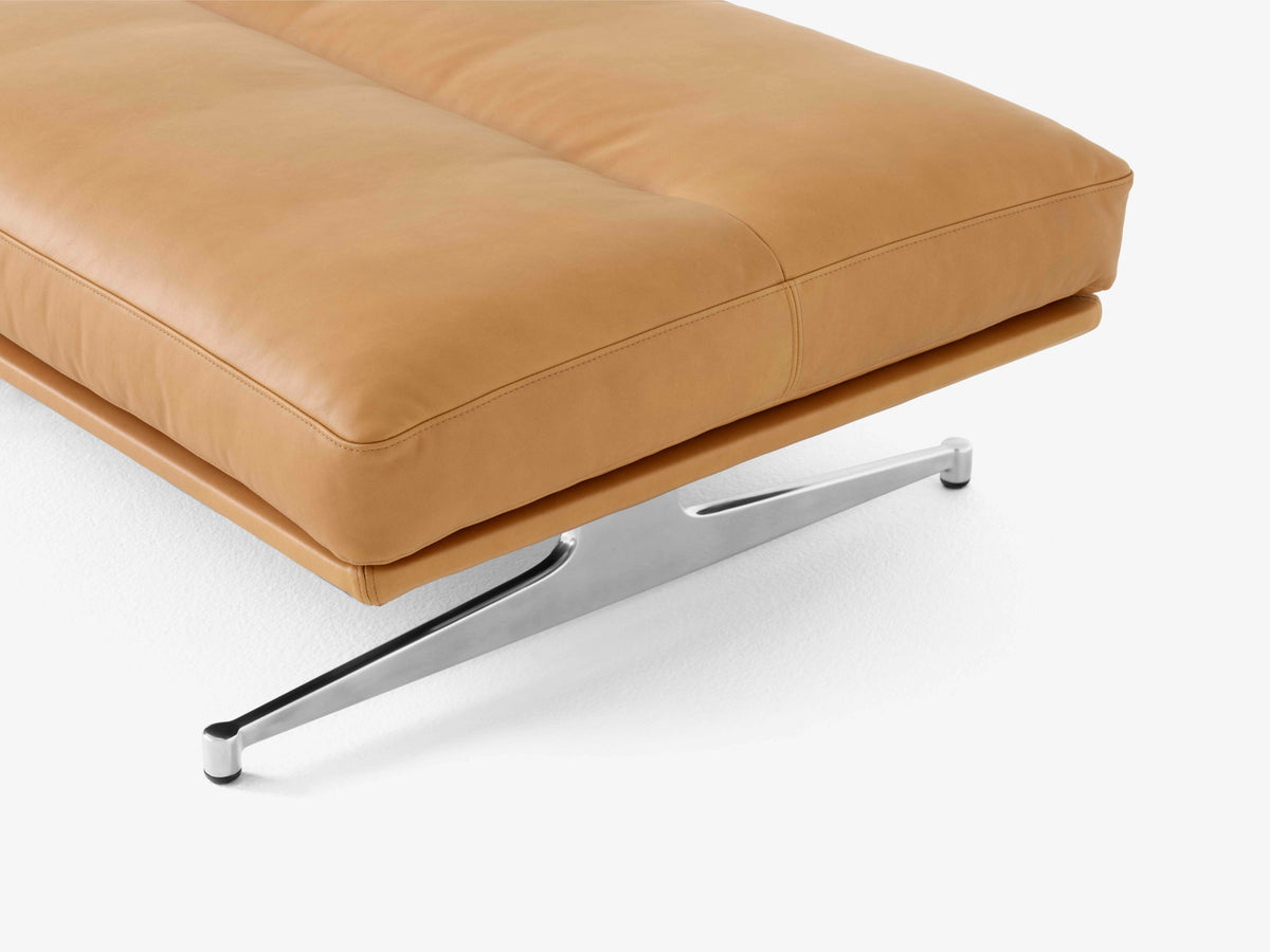 Hocker INLAND AV32 gestoffeerd met een aluminium basis