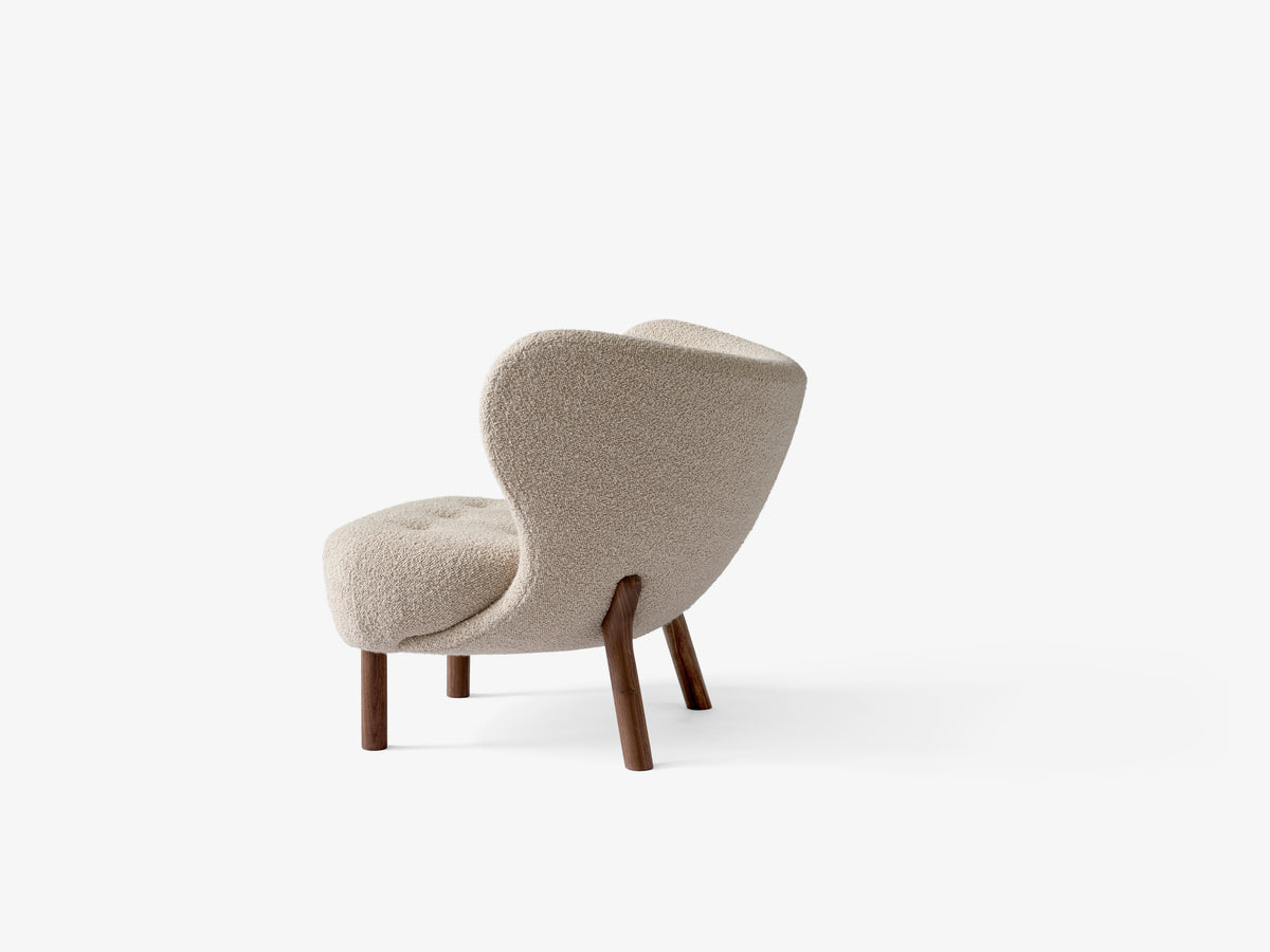 Fauteuil LITTLE PETRA VB1 gestoffeerd met een notenhouten basis
