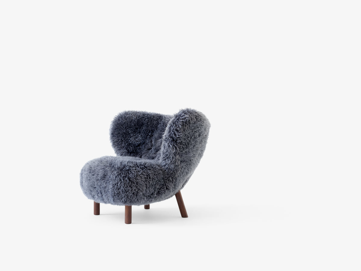 Fauteuil LITTLE PETRA VB1 gestoffeerd met een notenhouten basis