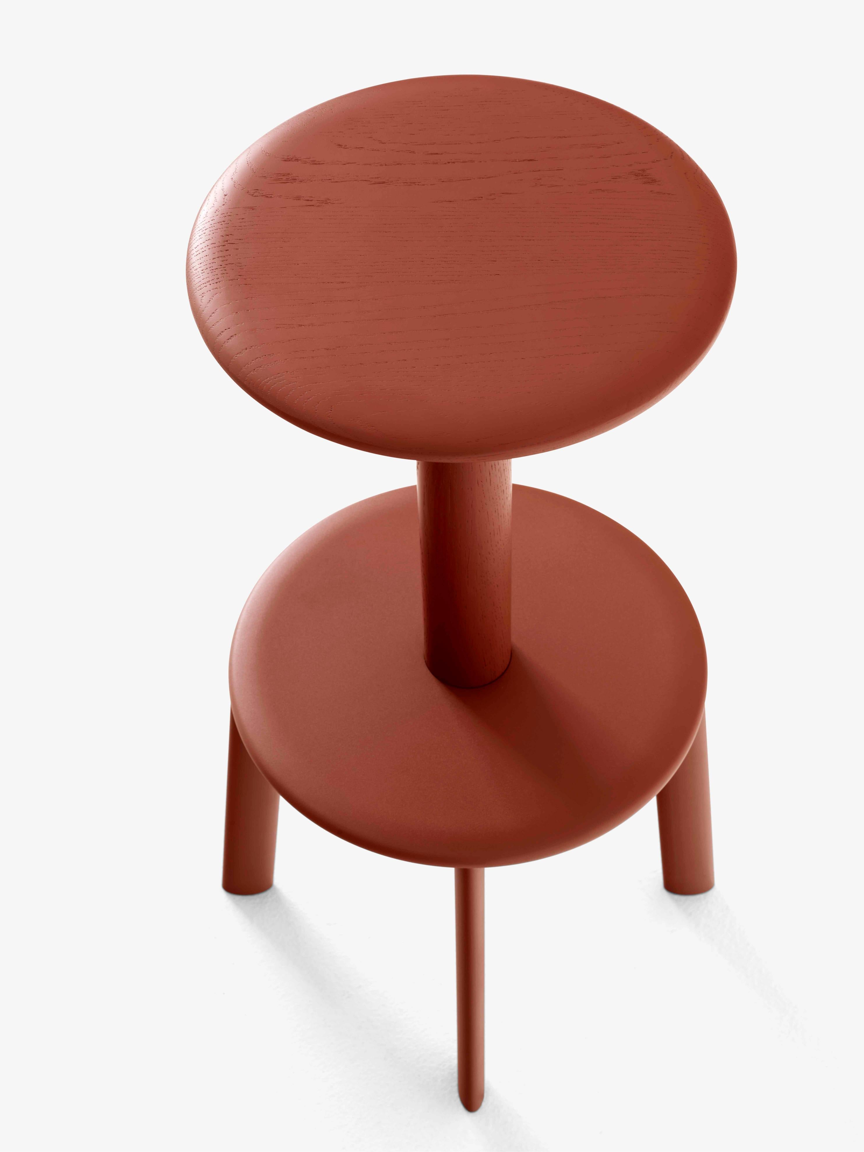 Hocker MASSIF rood gelakt eiken met stalen basis
