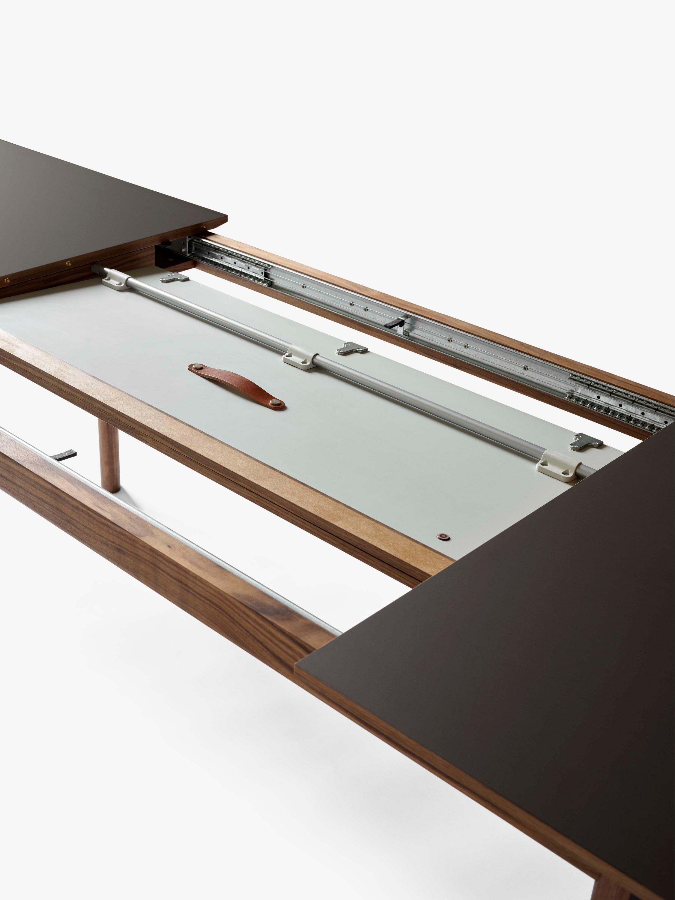 Uitschuifbare PATCH tafel met grijs gelamineerd blad en een basis van gerookt eikenhout