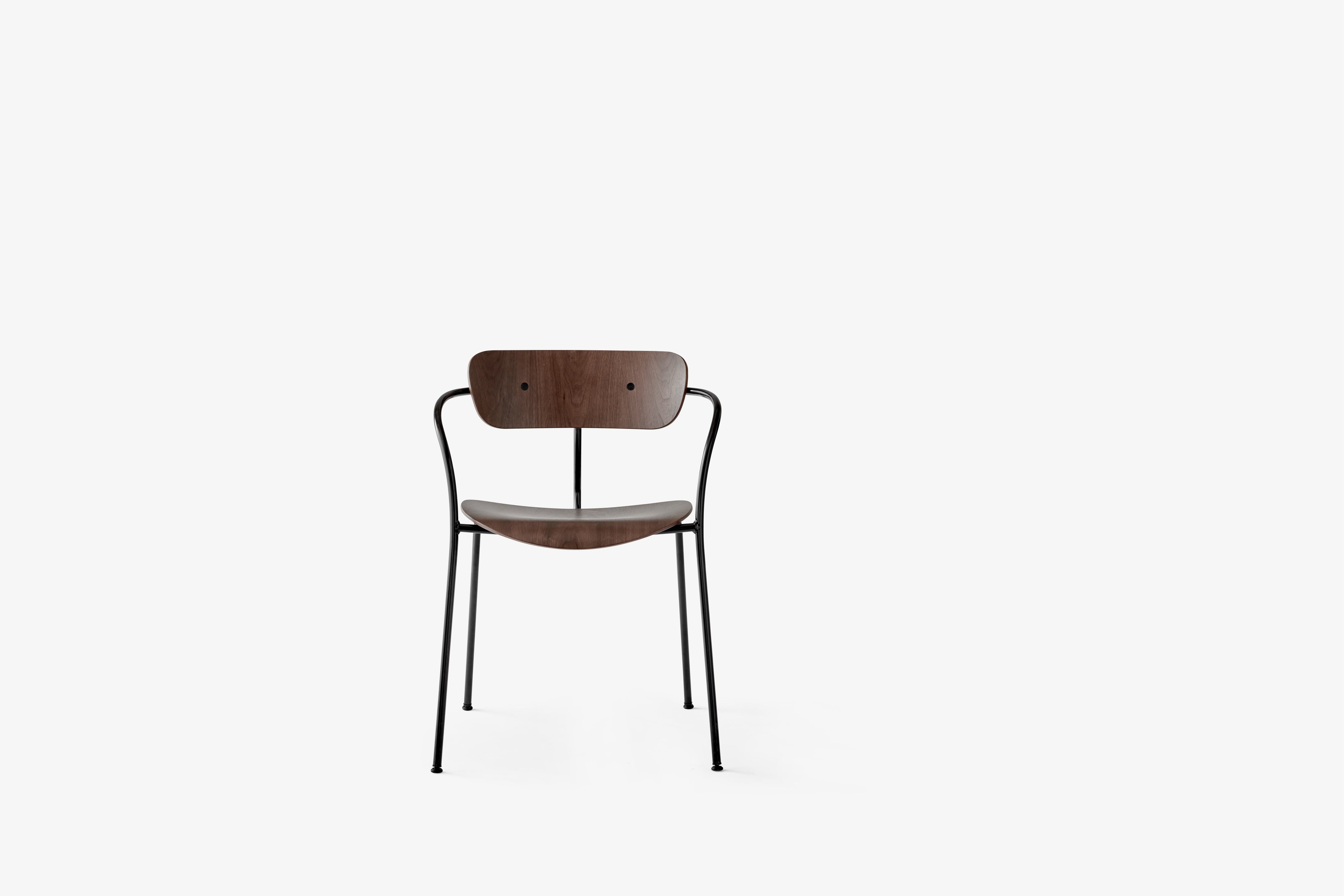 PAVILION AV2 fauteuil met armleuningen, gelakt notenhout met zwarte basis