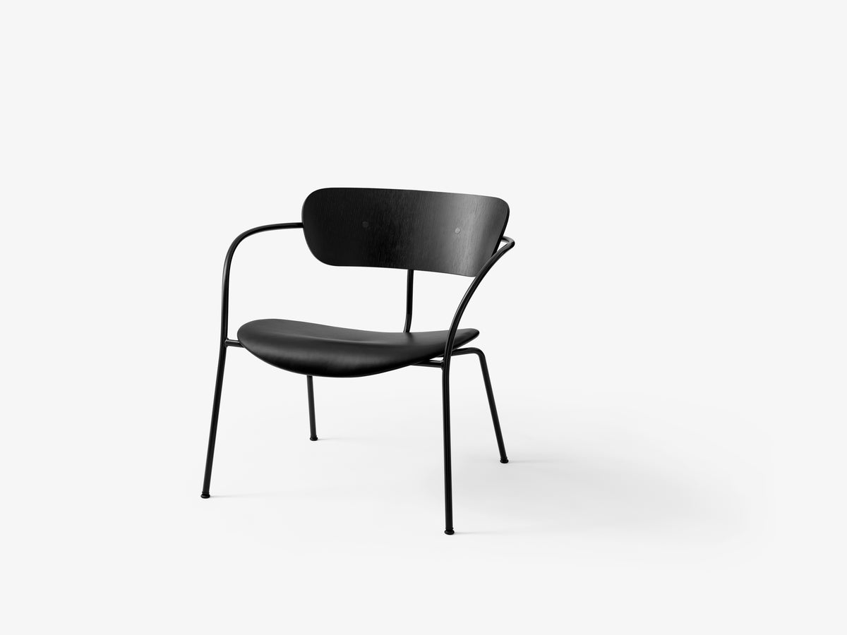 PAVILION AV6 fauteuil zwart gelakt eikenhout met een gestoffeerde zitting en een zwarte basis