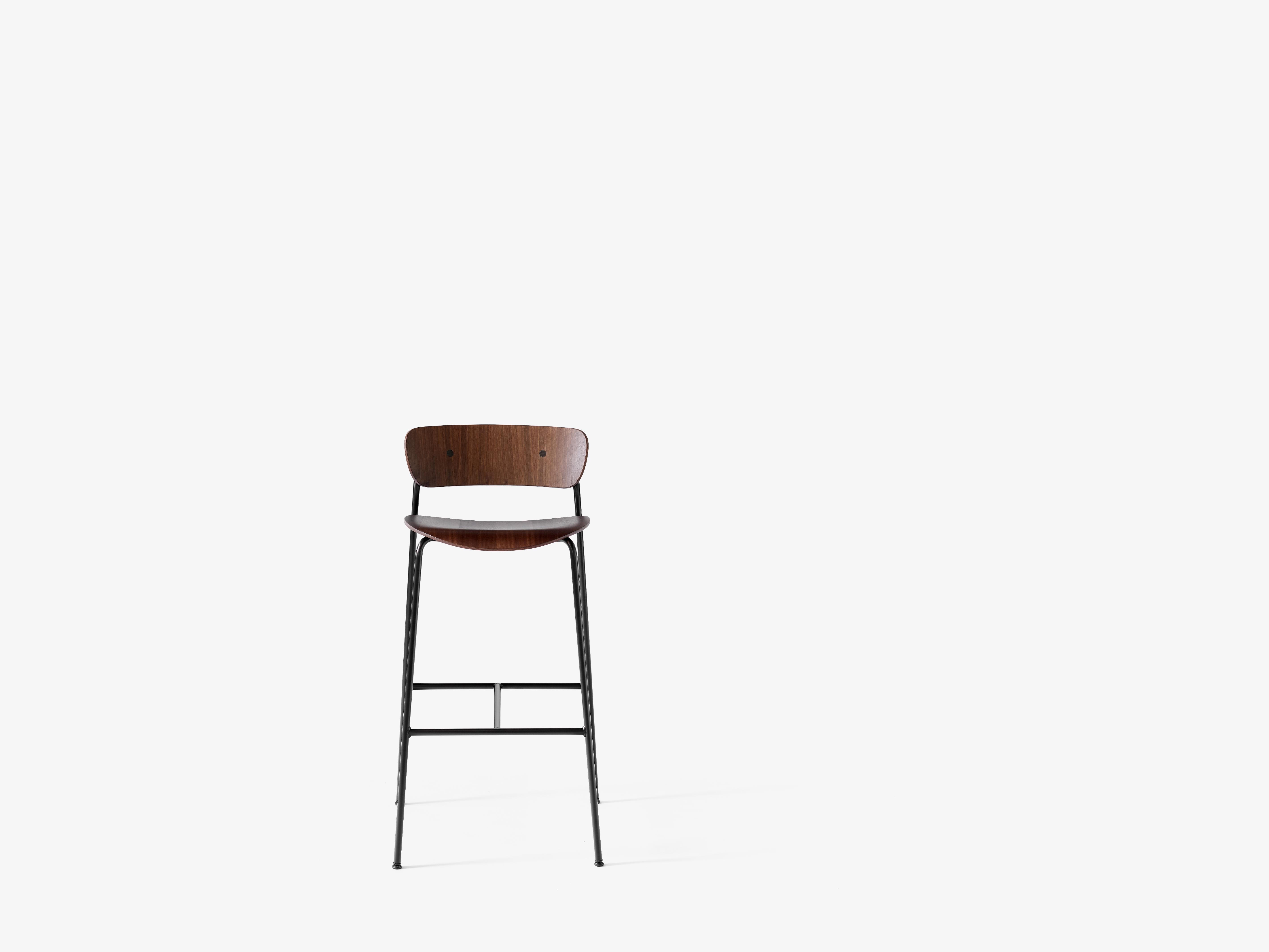 Hocker met rugleuning PAVILION gelakt notenhout met een zwarte stalen basis