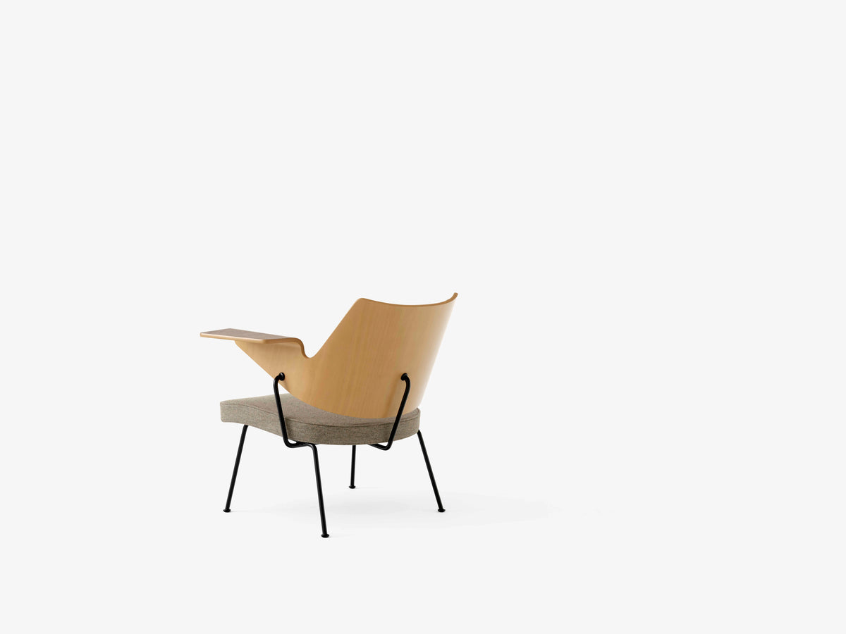 RFH RD8 fauteuil gestoffeerd met hout en een zwarte basis
