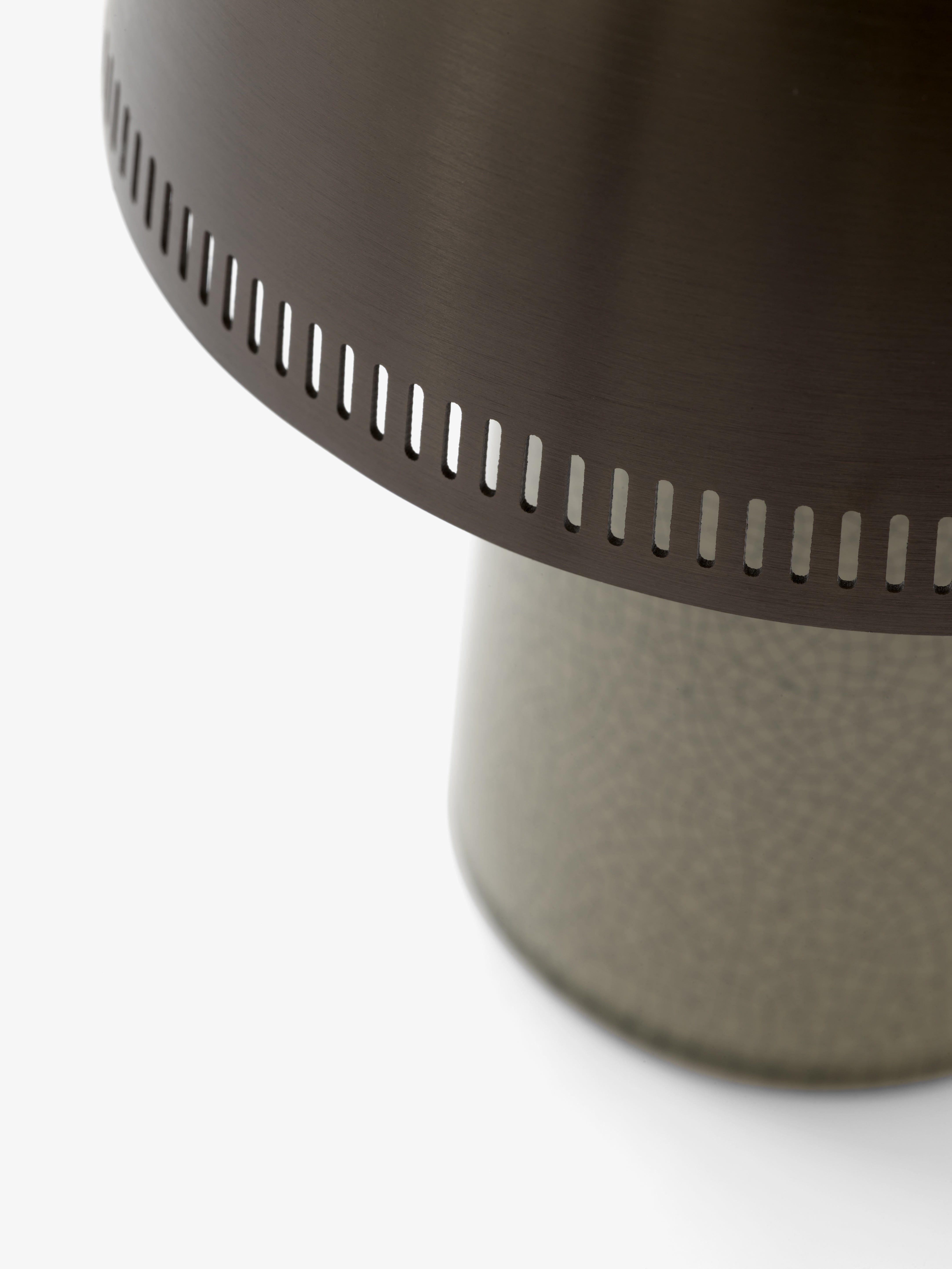 Draagbare lamp RAKU SH8 met een bruine kap en een beige voet.
