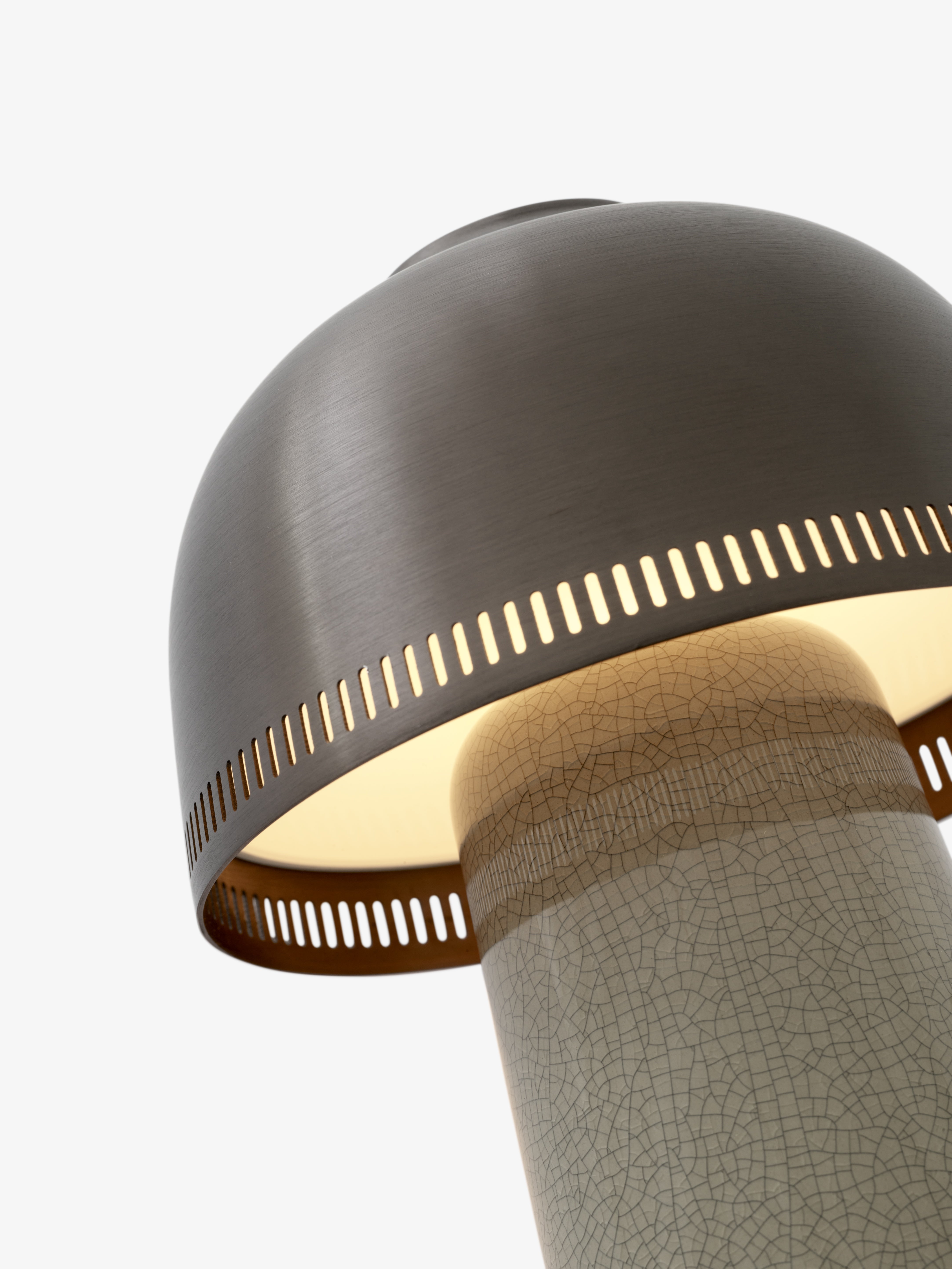 Draagbare lamp RAKU SH8 met een bruine kap en een beige voet.