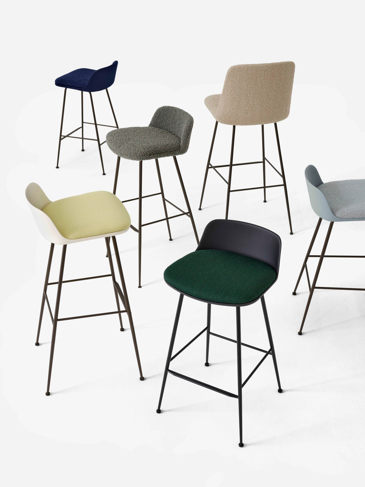Hocker RELY zwart met een bruine stalen basis