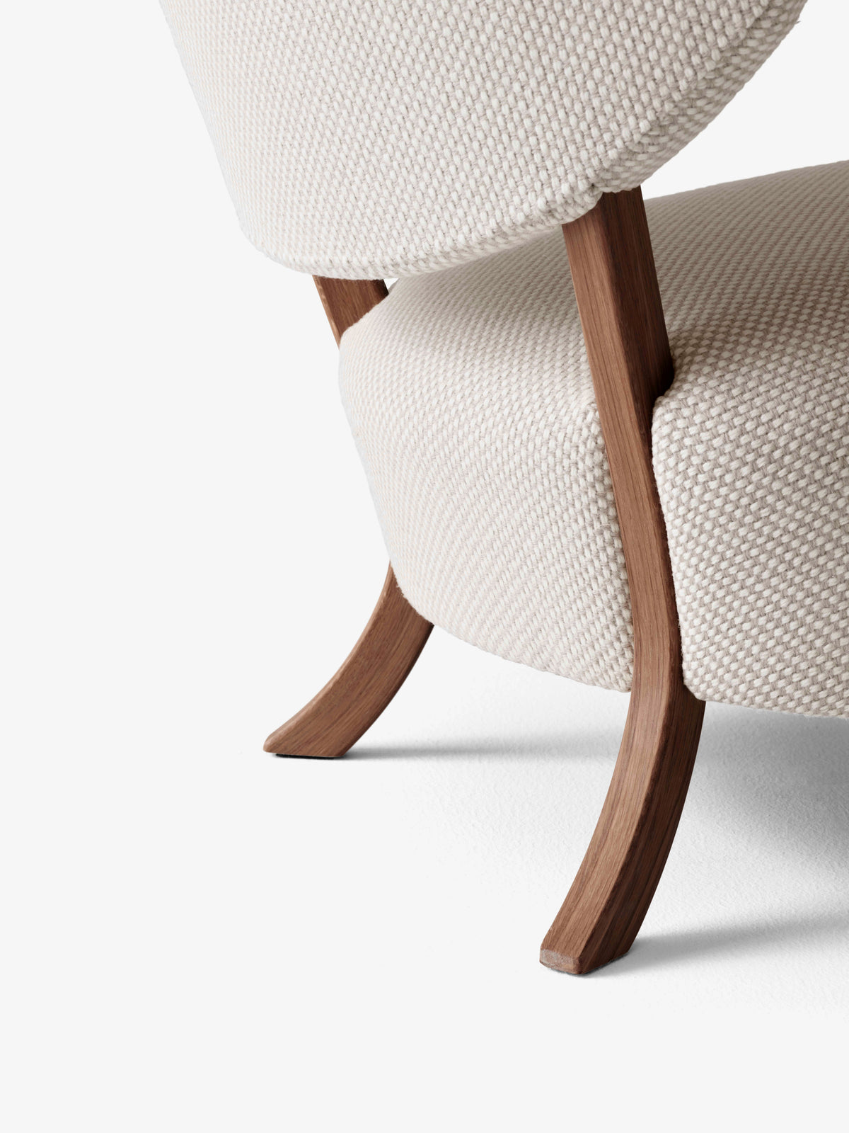 WULFF ATD2 fauteuil gestoffeerd met een notenhouten basis