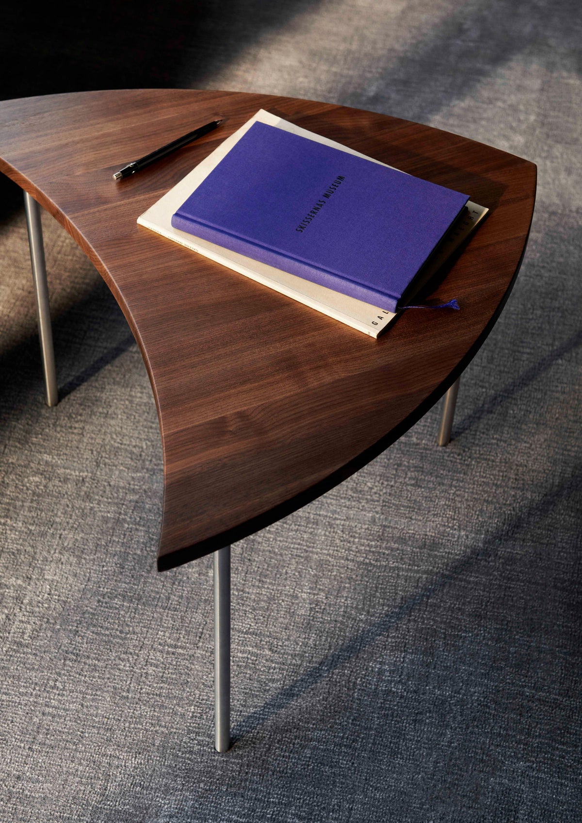 Zijtafel PINWHEEL HM7 geolied eiken met een stalen basis