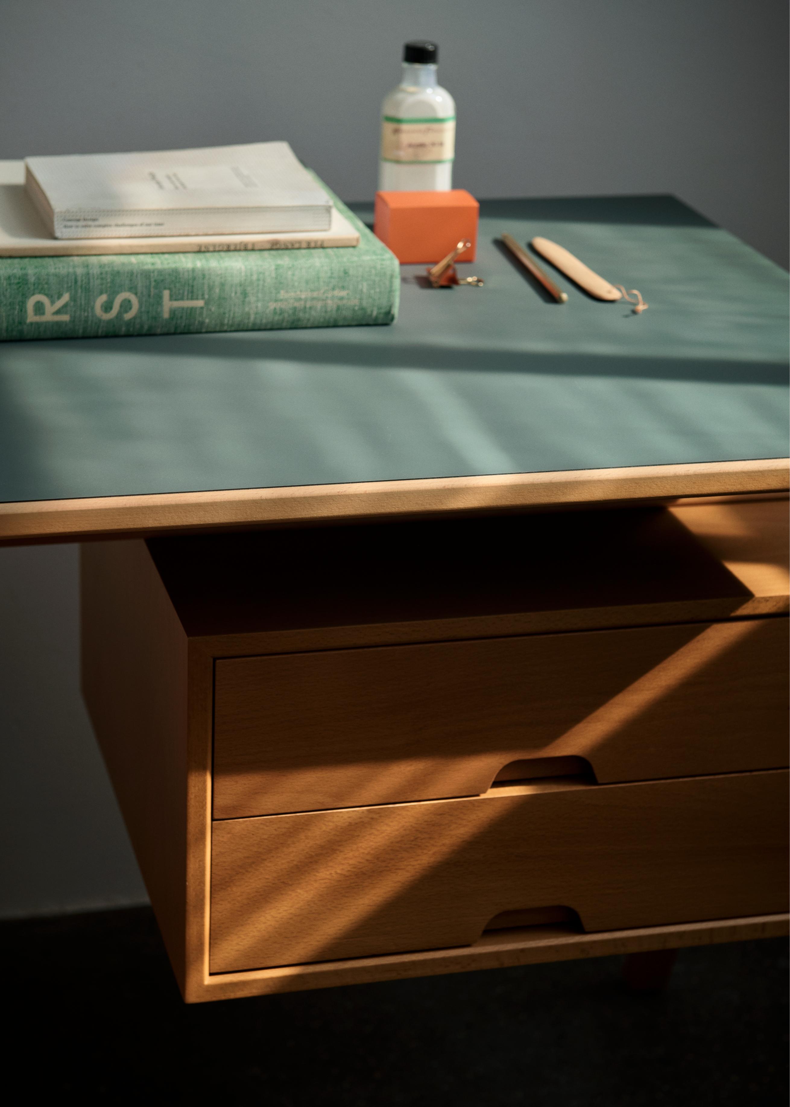 Bureau DAYSTAK RD3 van gelamineerd groen blad en beukenhout
