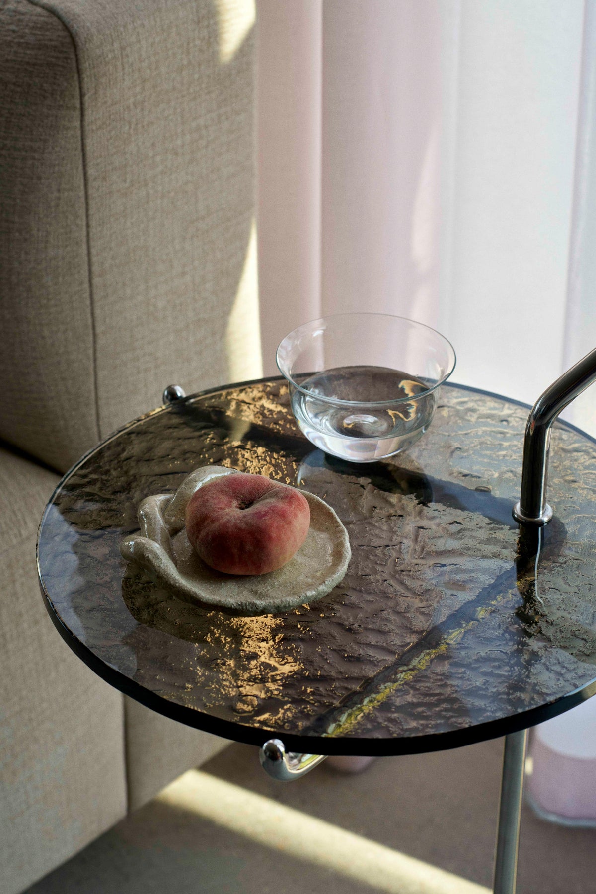 Bijzettafel HALTEN SH9 met een rookglazen blad en een verchroomde basis