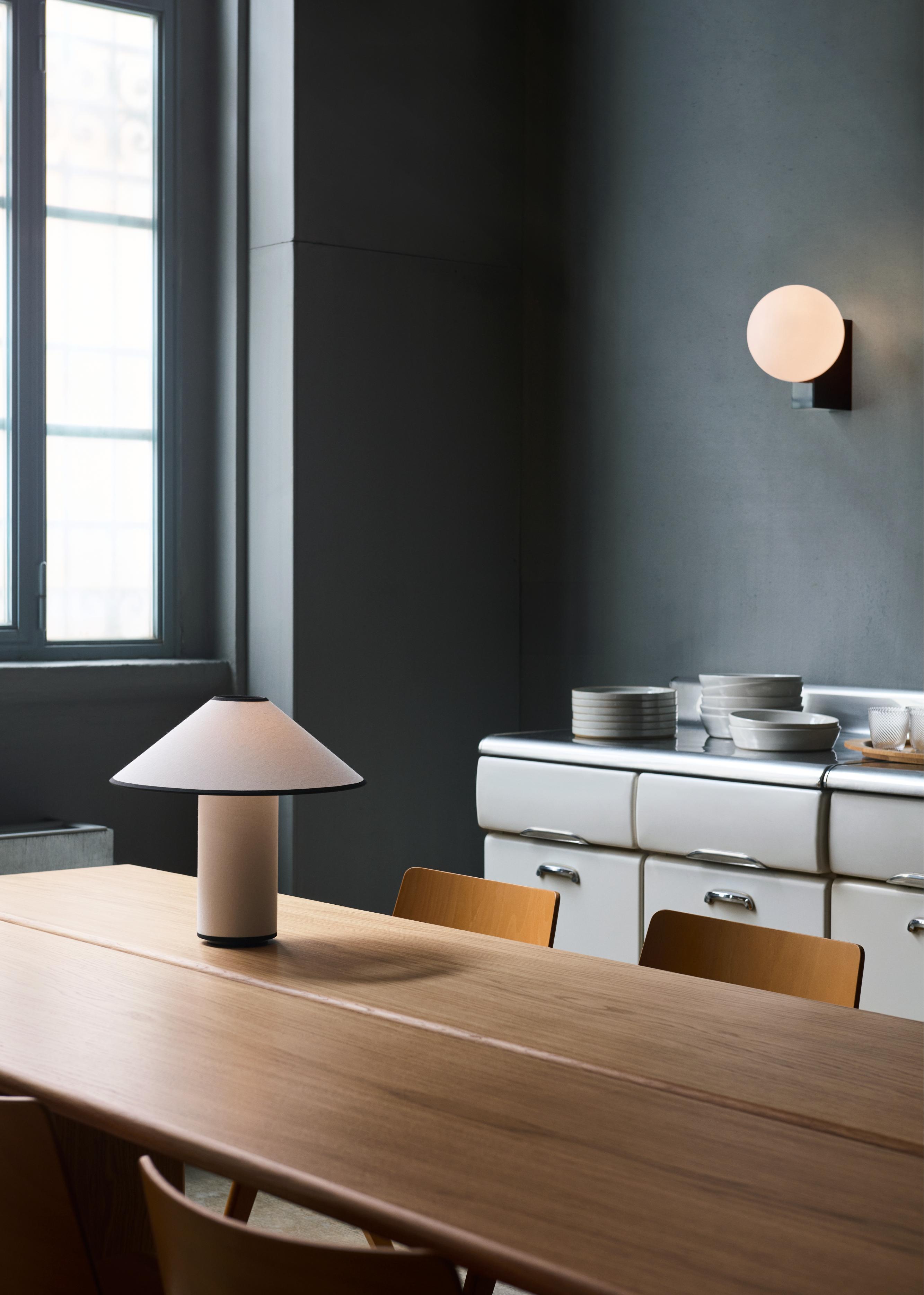 Lampa stołowa COLETTE ATD6 biały z czarnym wykończeniem, marka &Tradition