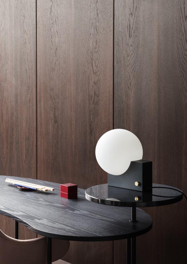 Bureau PALETTE JH9 zwart gelakt essenhout met een zwarte stalen basis