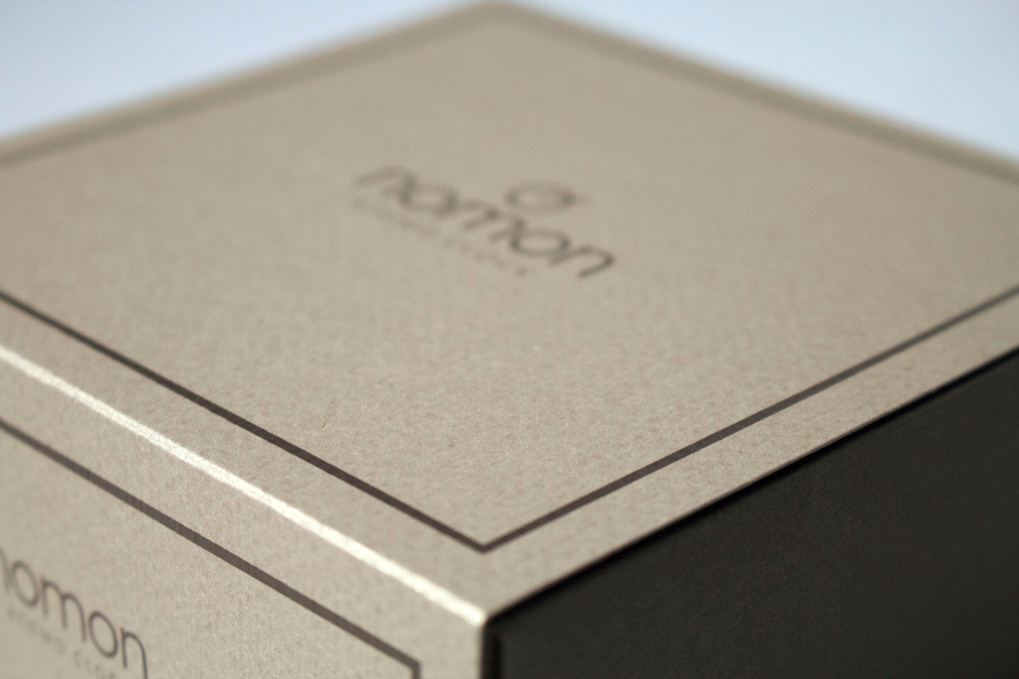 Tafelklok ATOMO van notenhout met messing afwerking