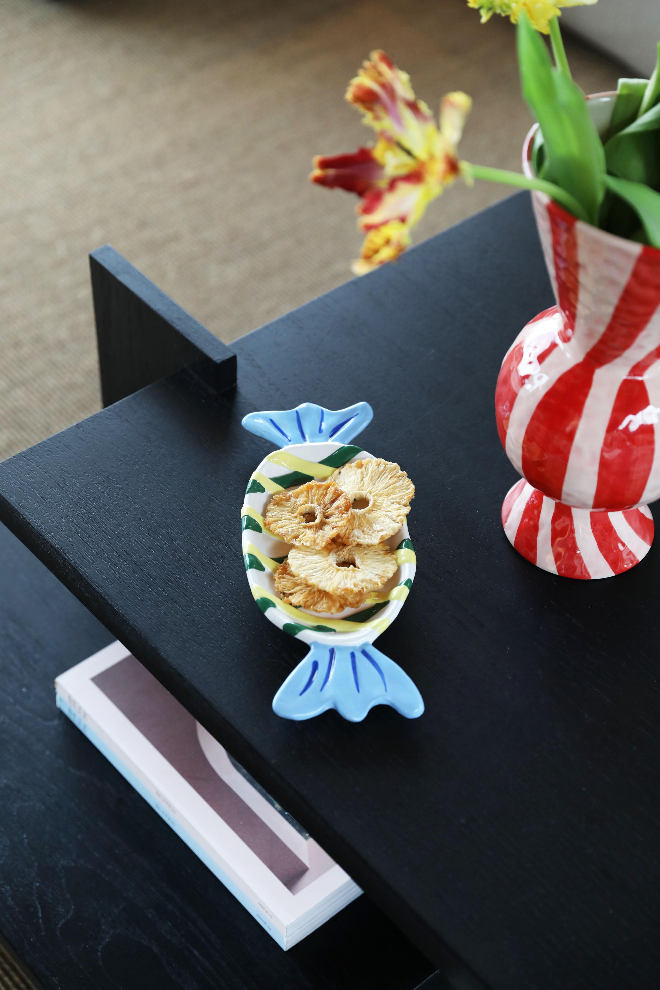 Rautenförmiger Wazon rot mit Weiß