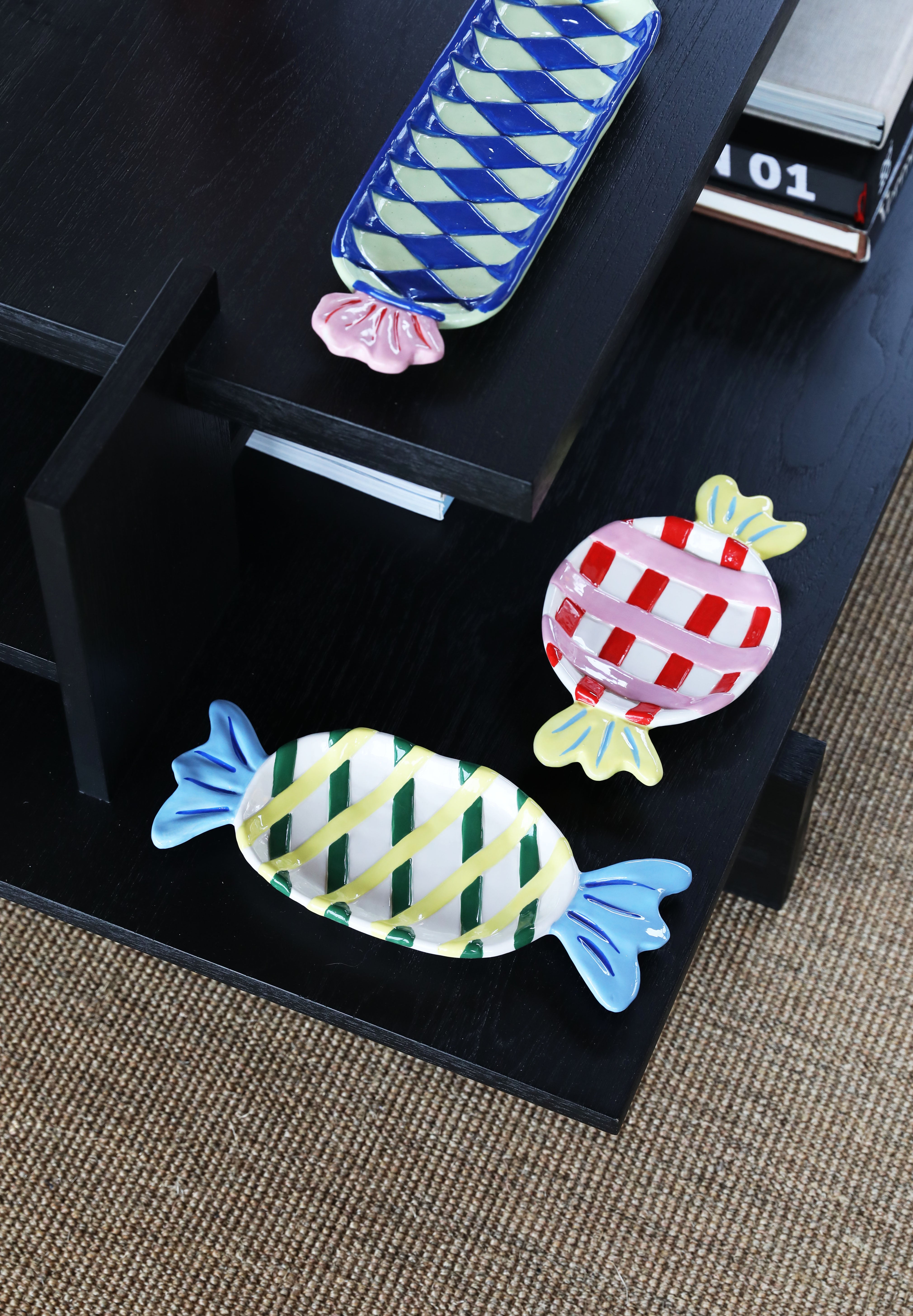 Weißes GOODY Servierbrett mit Rot und Gelb