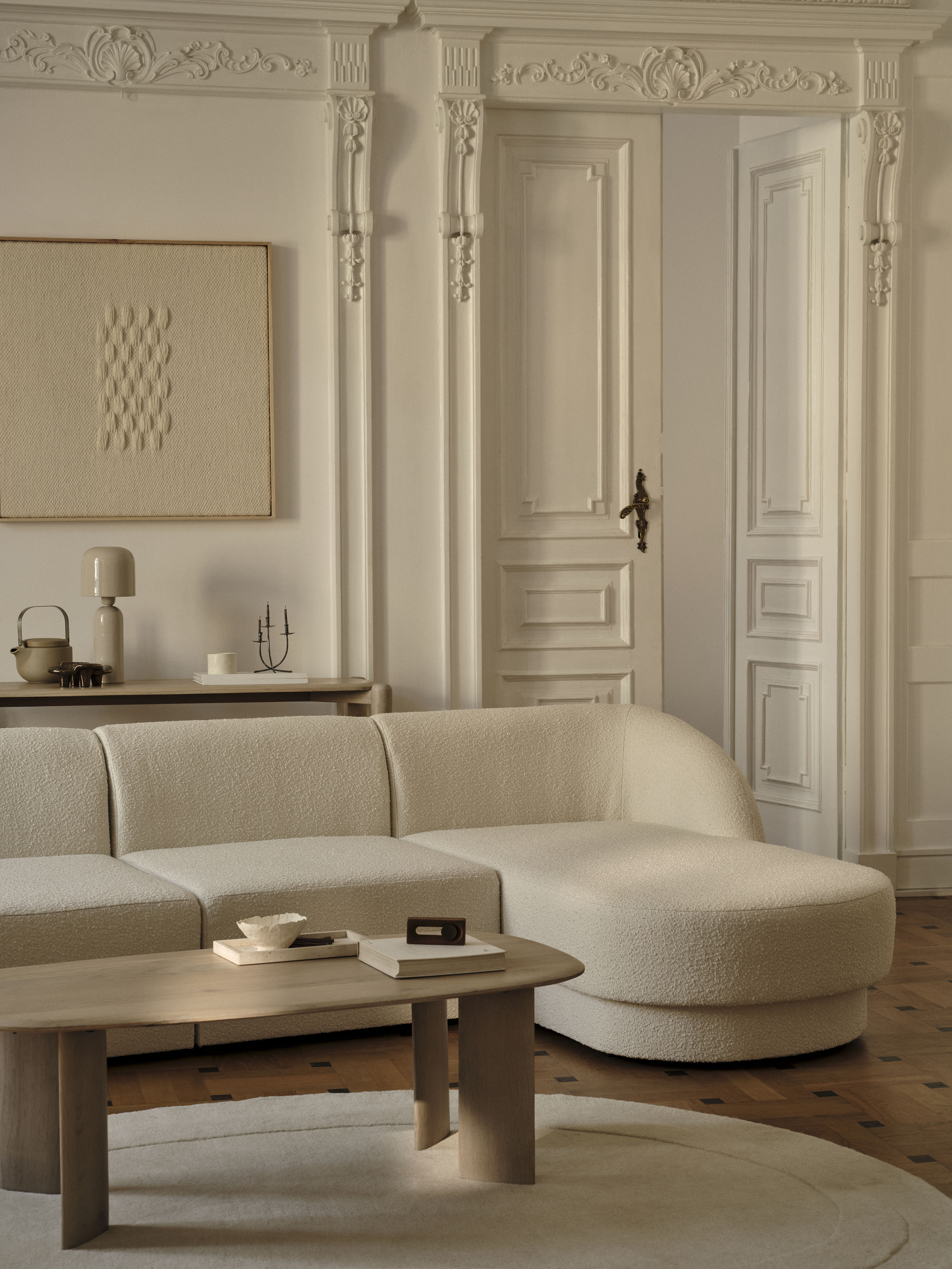 Rechtsseitige Panoramacouch für 6 Personen MILEY hellgraues, seidiges Chenille