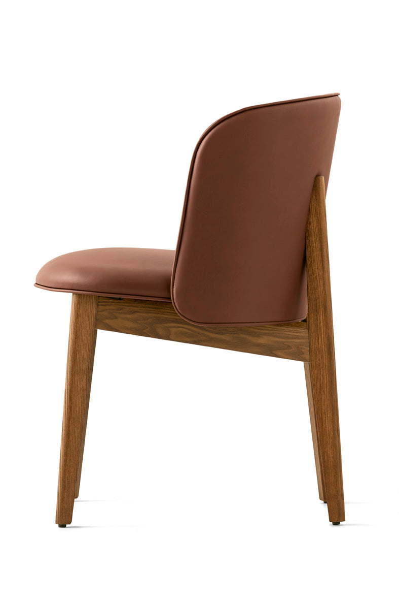 Fauteuil met armleuningen ABREY gestoffeerd met een notenhouten basis