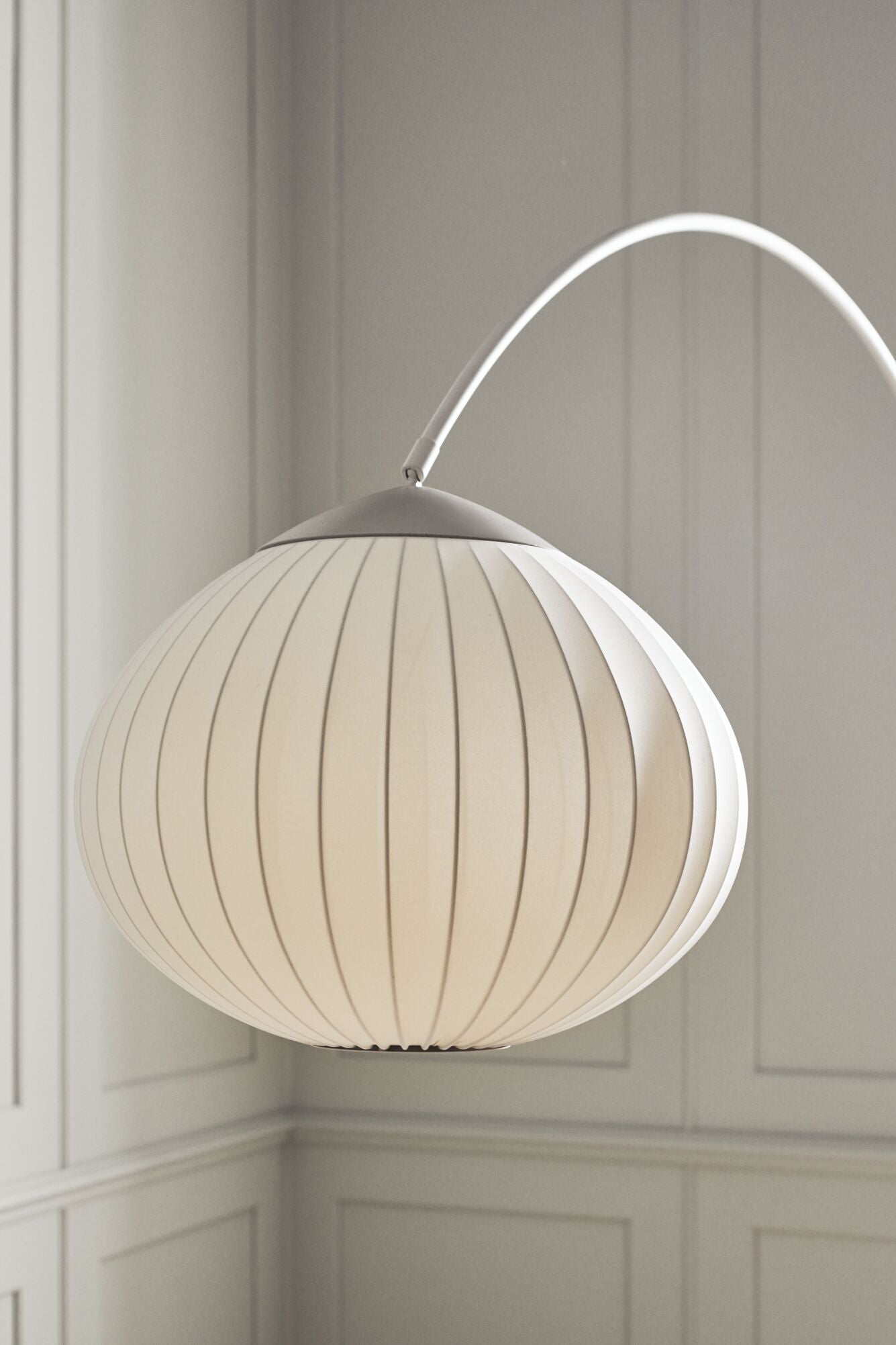 Vloerlamp ACORN wit met een voet van grijs beton