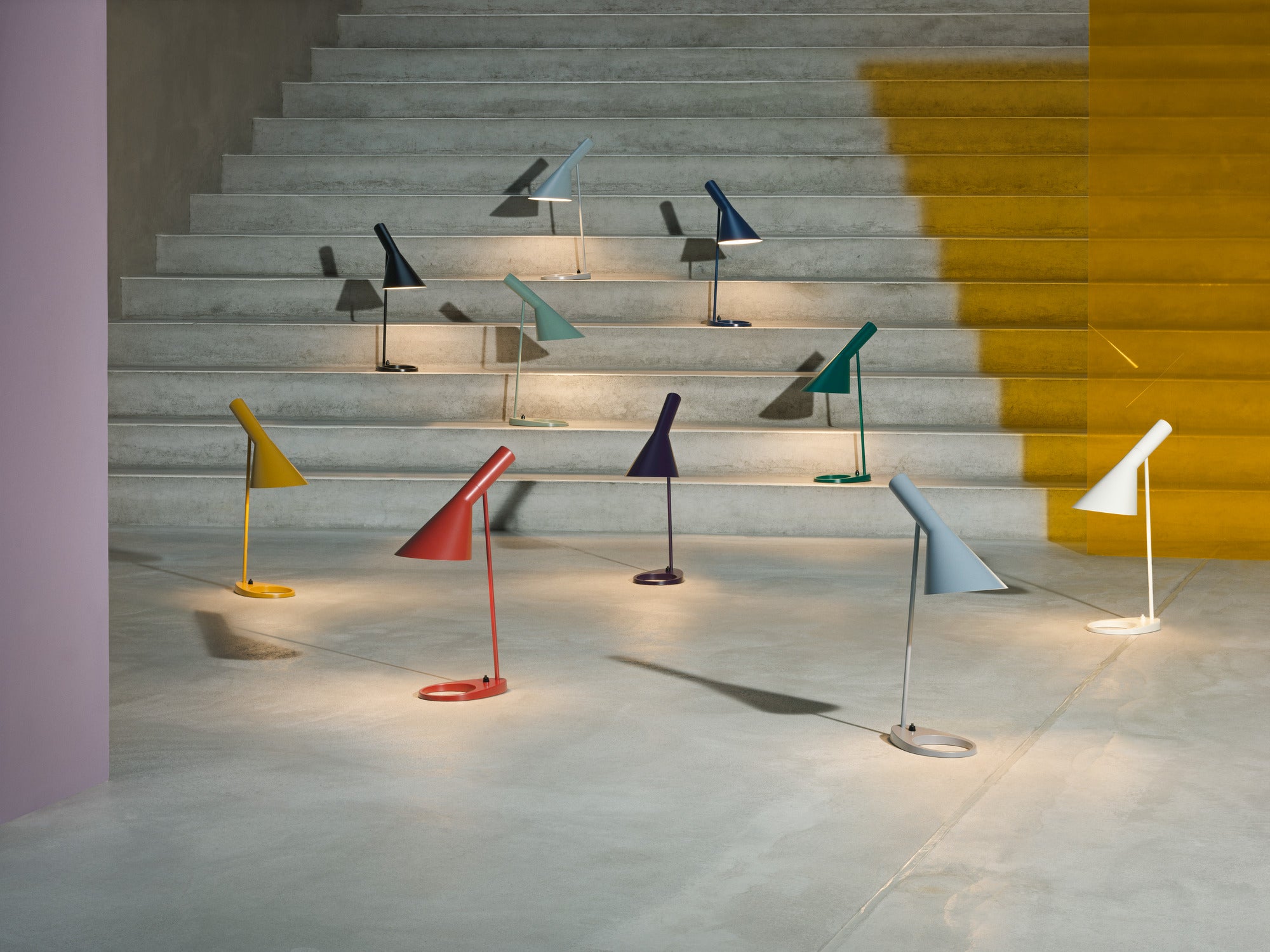 Lampa stołowa AJ ciepły szary – styl skandynawski