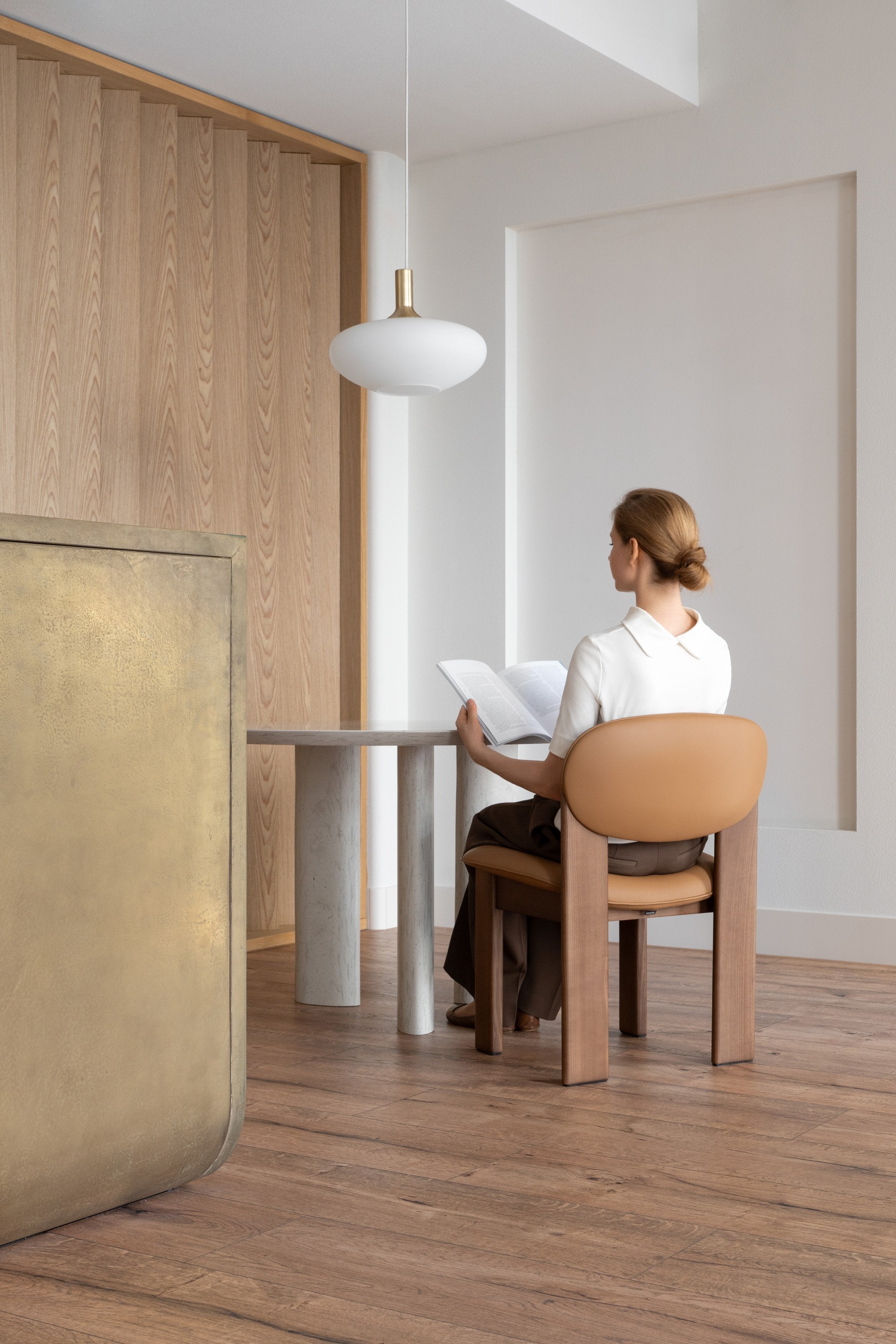 Gestoffeerde ARCHIPEN stoel met een bruine essen basis