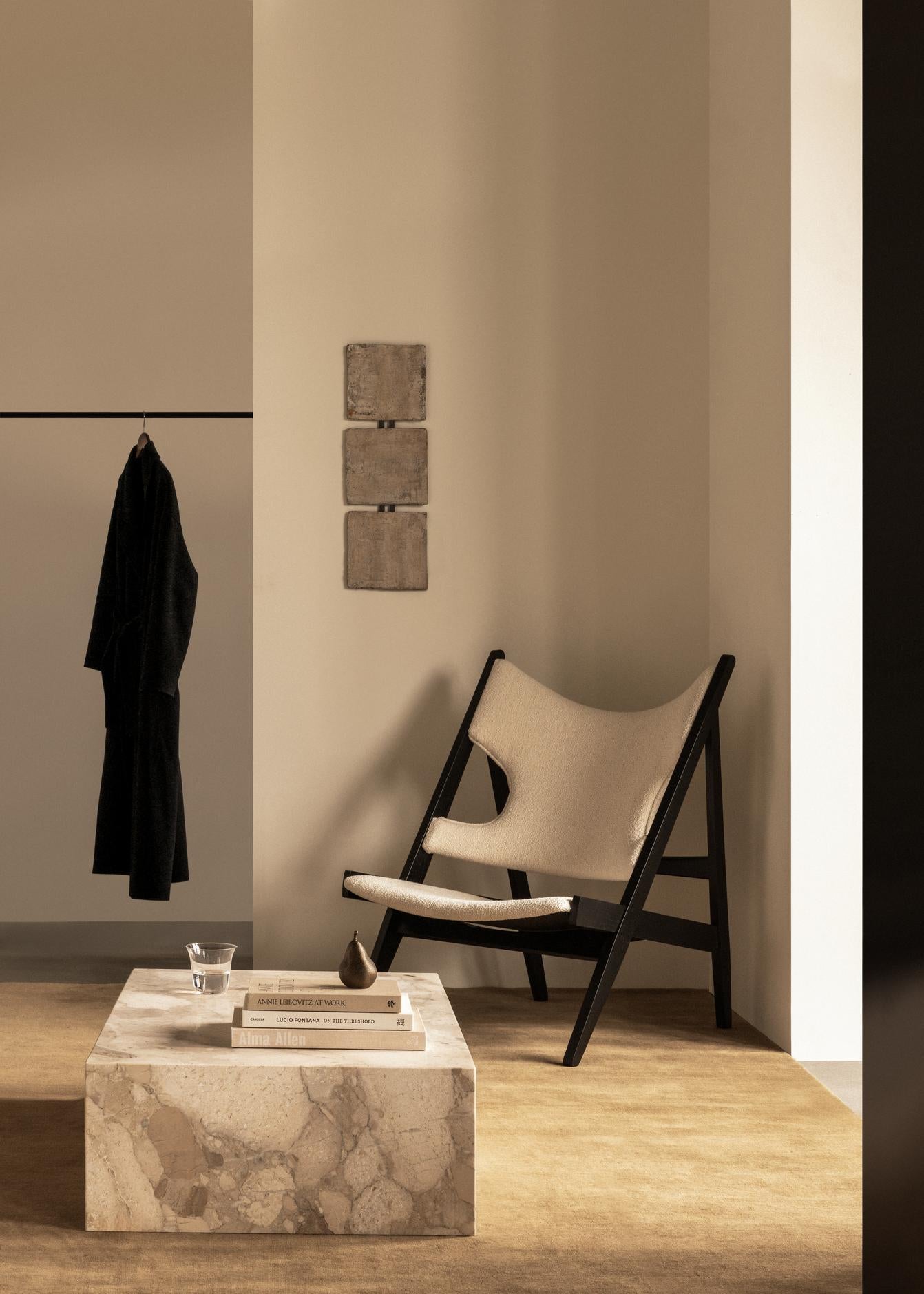 Fauteuil KNITTING grijs leer met een donkere eiken basis