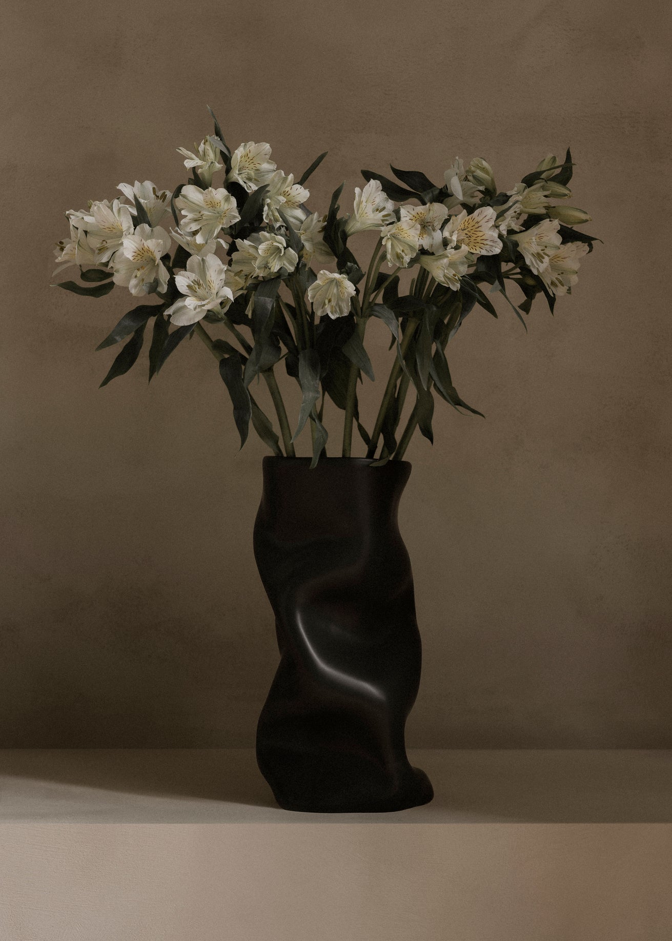 Vaas COLLAPSE zwarte keramiek