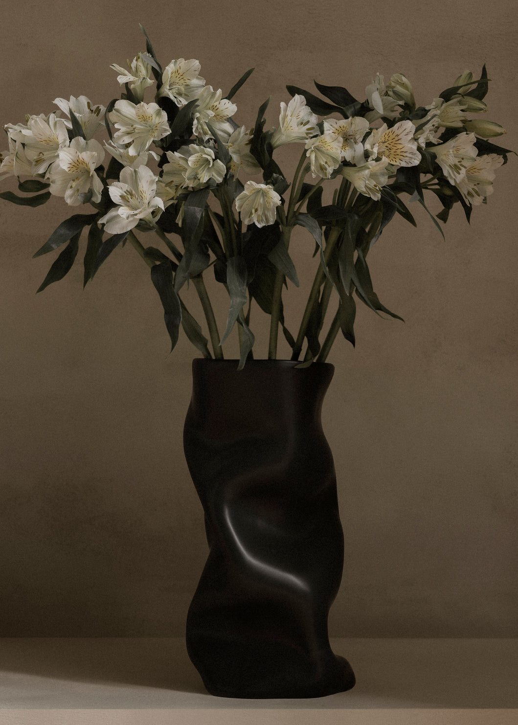 Vaas COLLAPSE zwarte keramiek