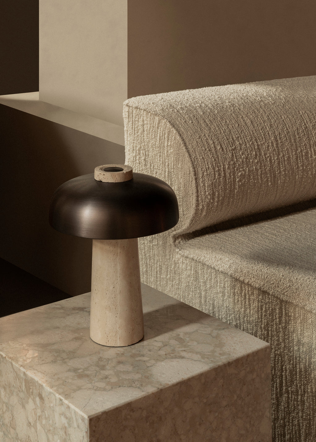 REVERSE Tischleuchte brauner Schirm mit Steinsockel