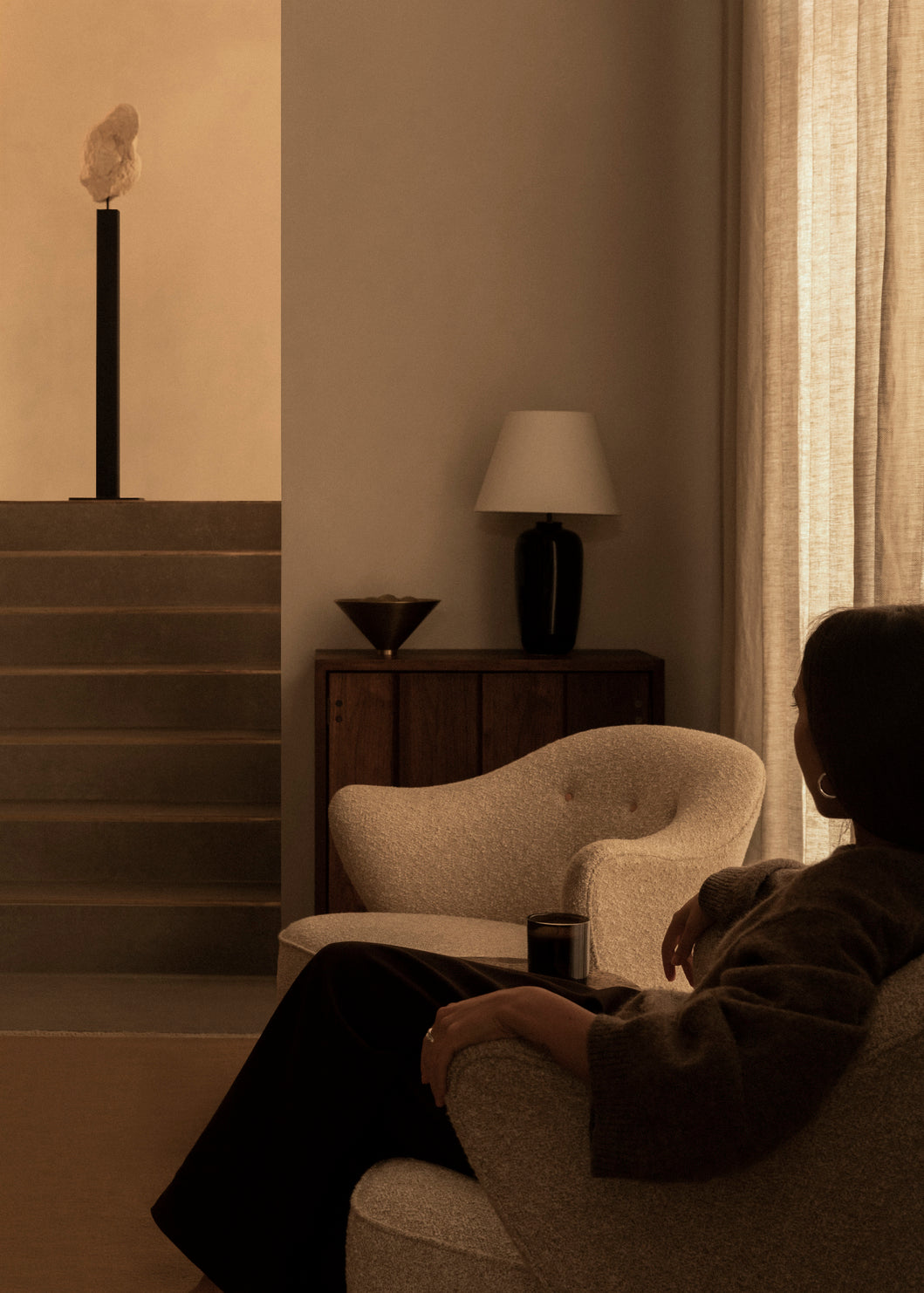 INGEBORG light gray armchair with oak base