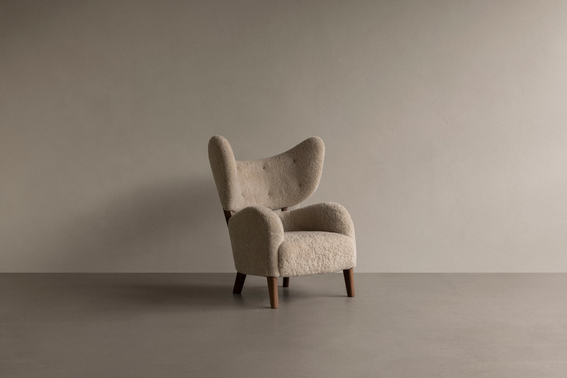 Fauteuil MY OWN CHAIR schapenleer met eiken basis