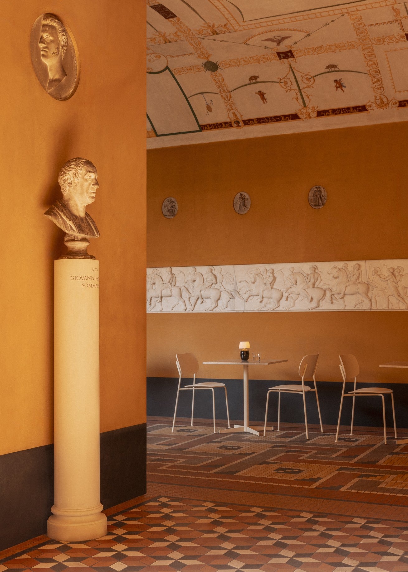 Runder Café-Tisch NOOK weißer Marmor mit cremefarbener Basis