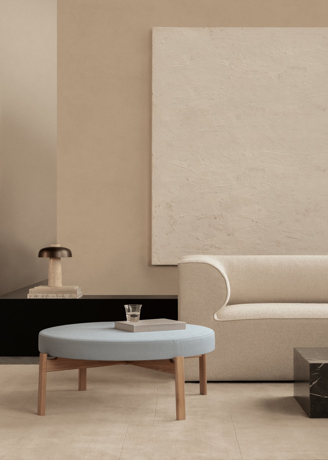 Puf PASSAGE blau mit Eichenbasis