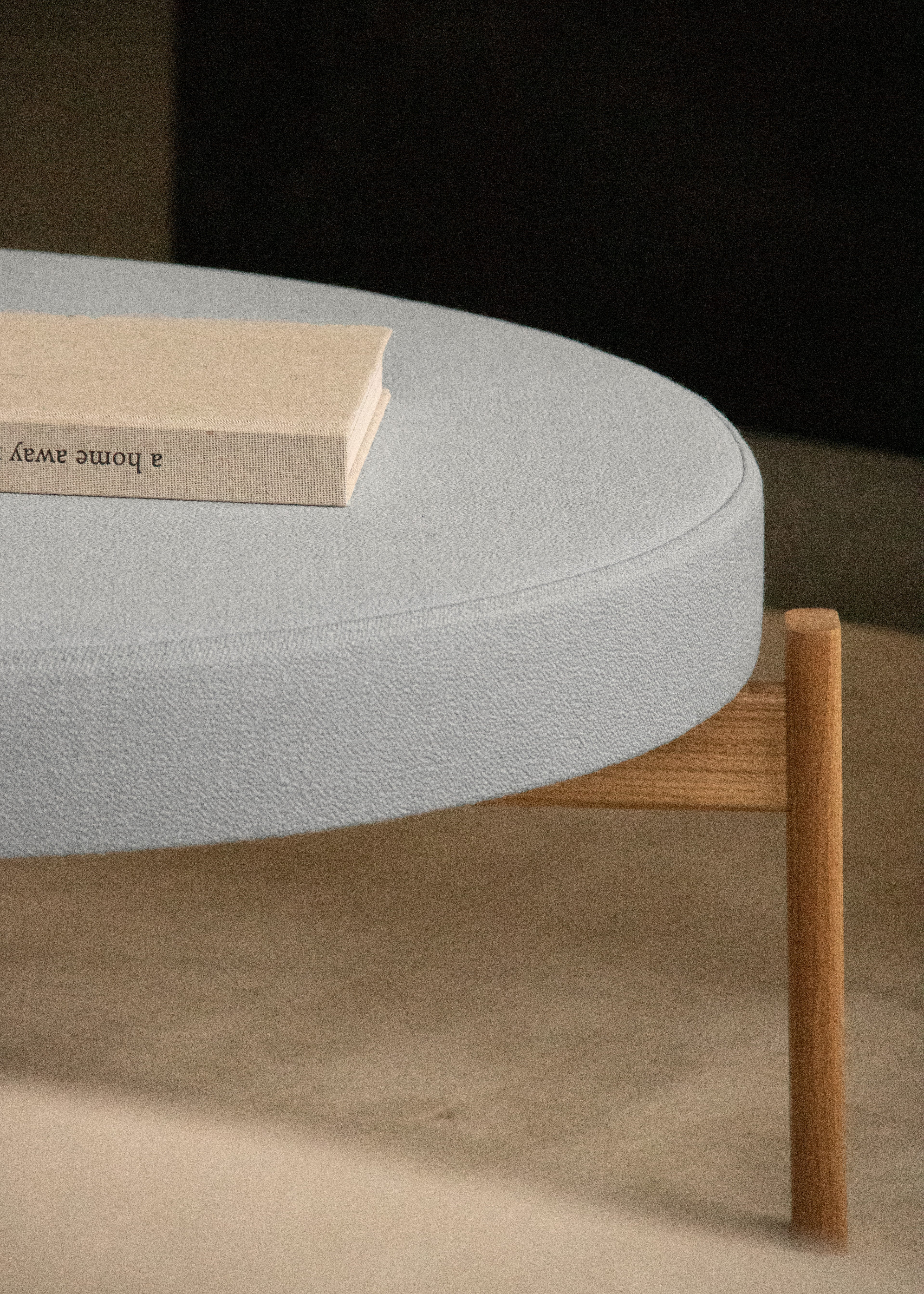 Puf PASSAGE blau mit Eichenbasis