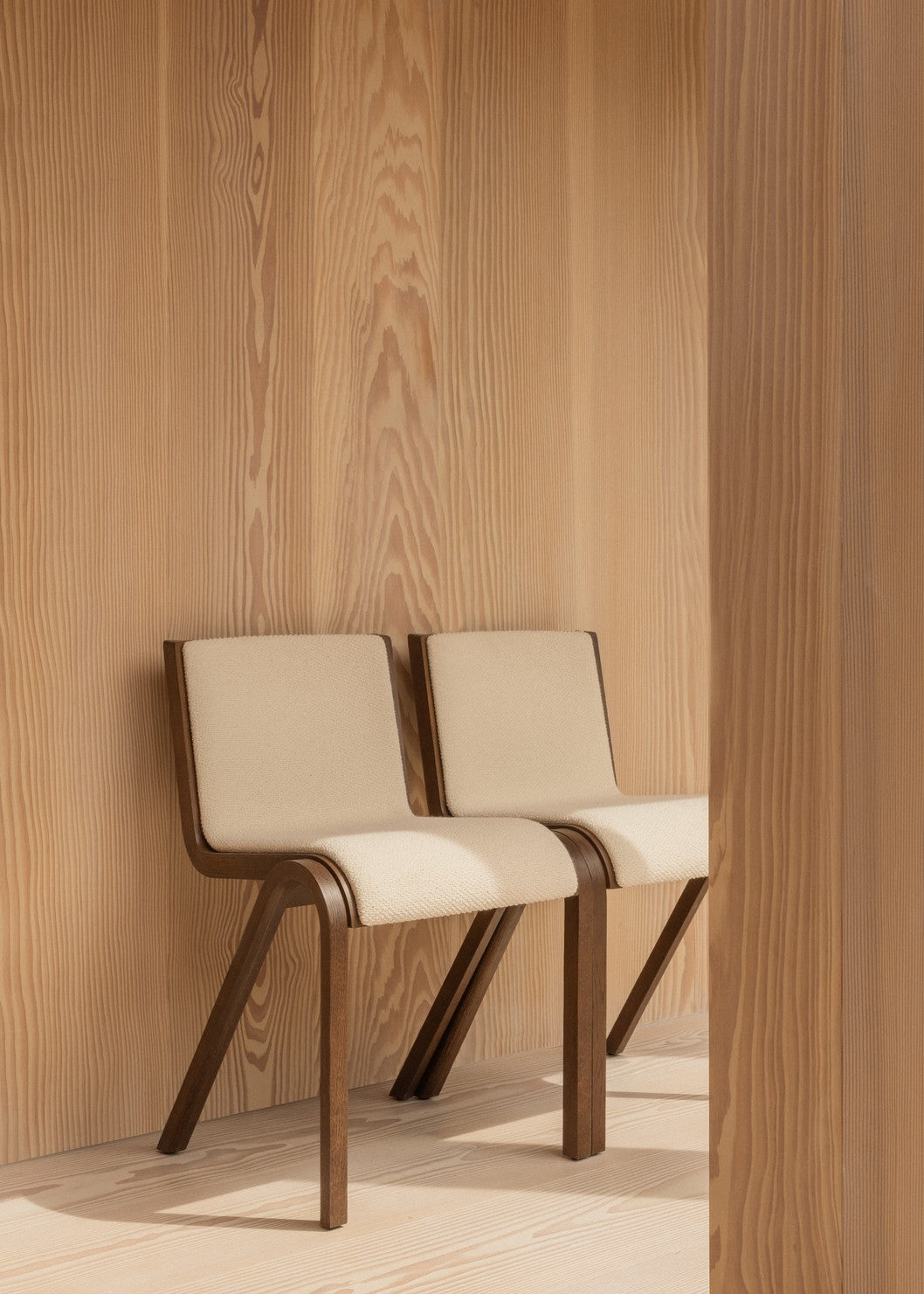 READY chair black leather with black oak base