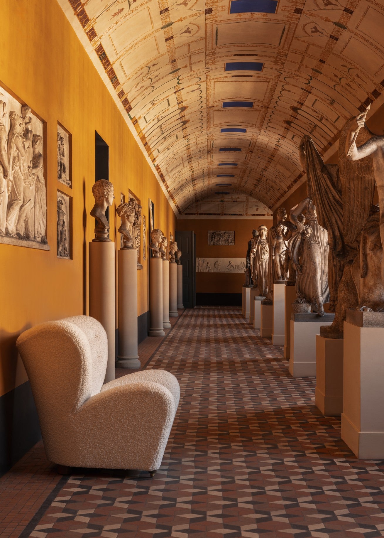 Sessel DER MÜDE MANN kremfarbener Boucle