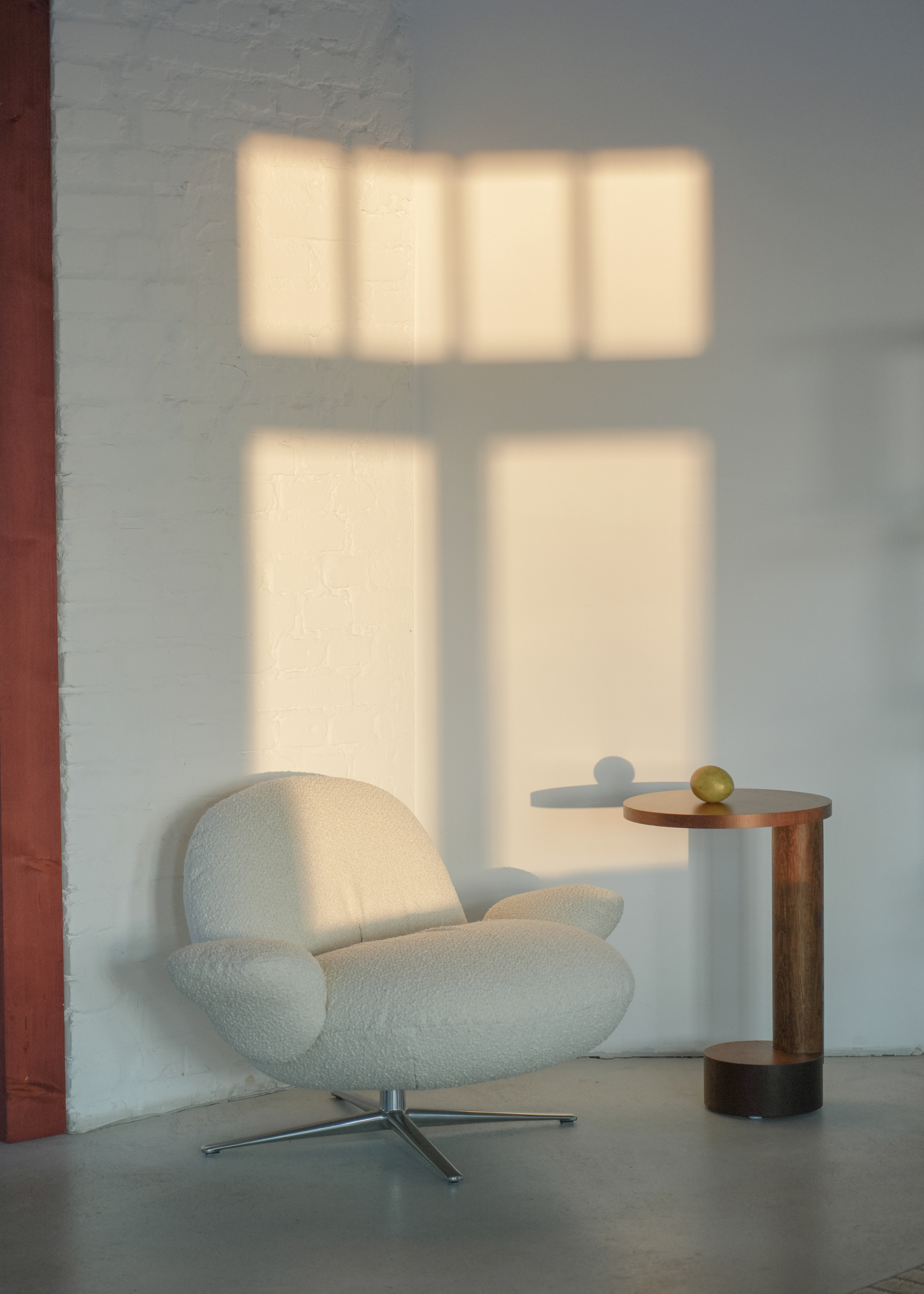 BAOZA Armchair in White with Aluminum Base