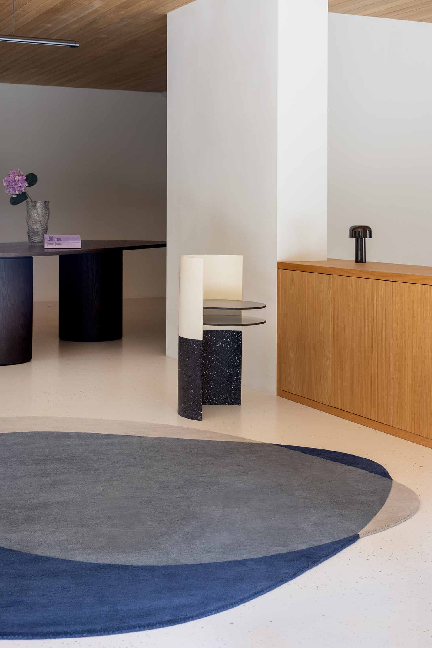 Ovaler Teppich ELEMENT ARP grau mit marineblau