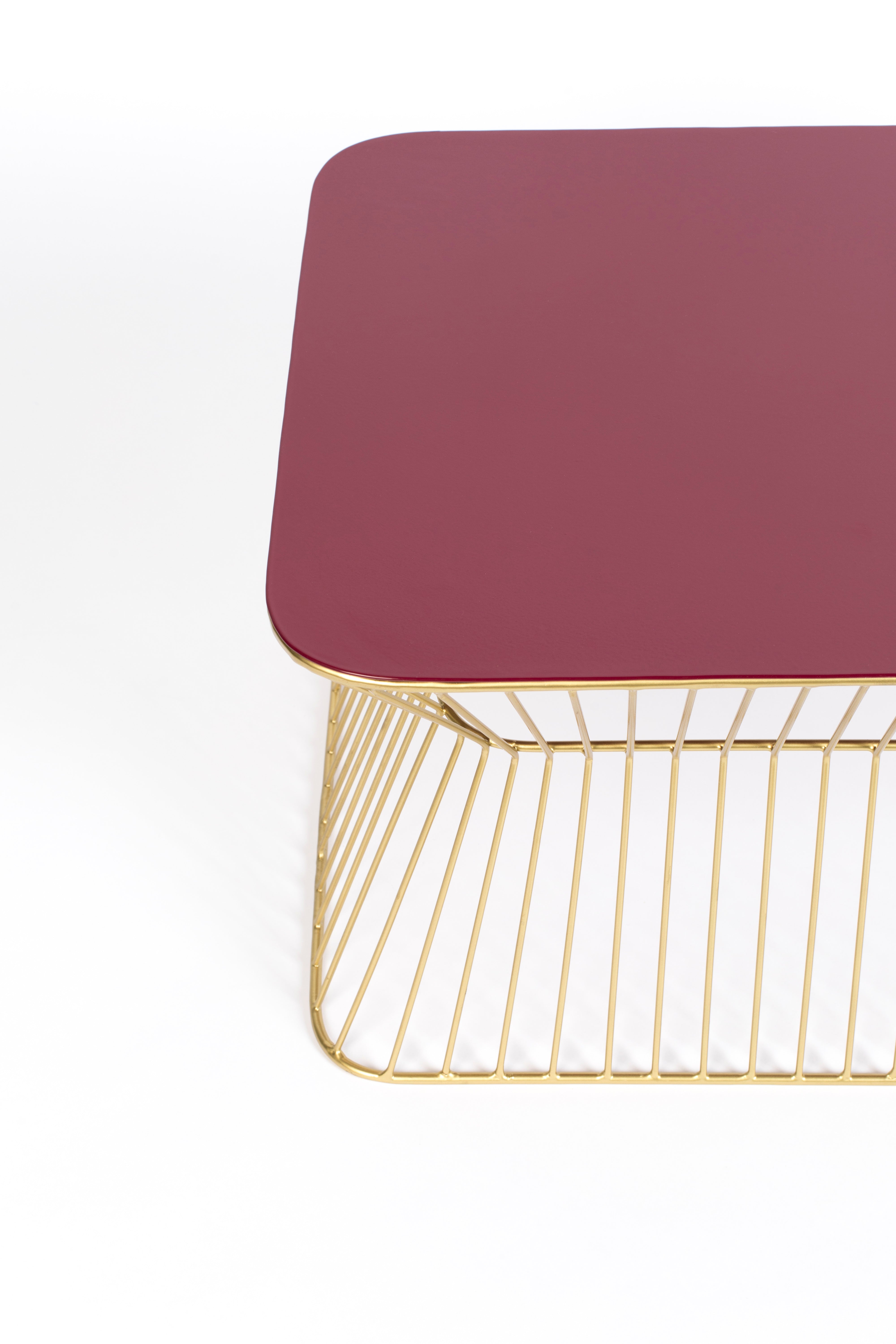 Kaffeetisch NO OFFENCE weinrot mit goldenem Fuß