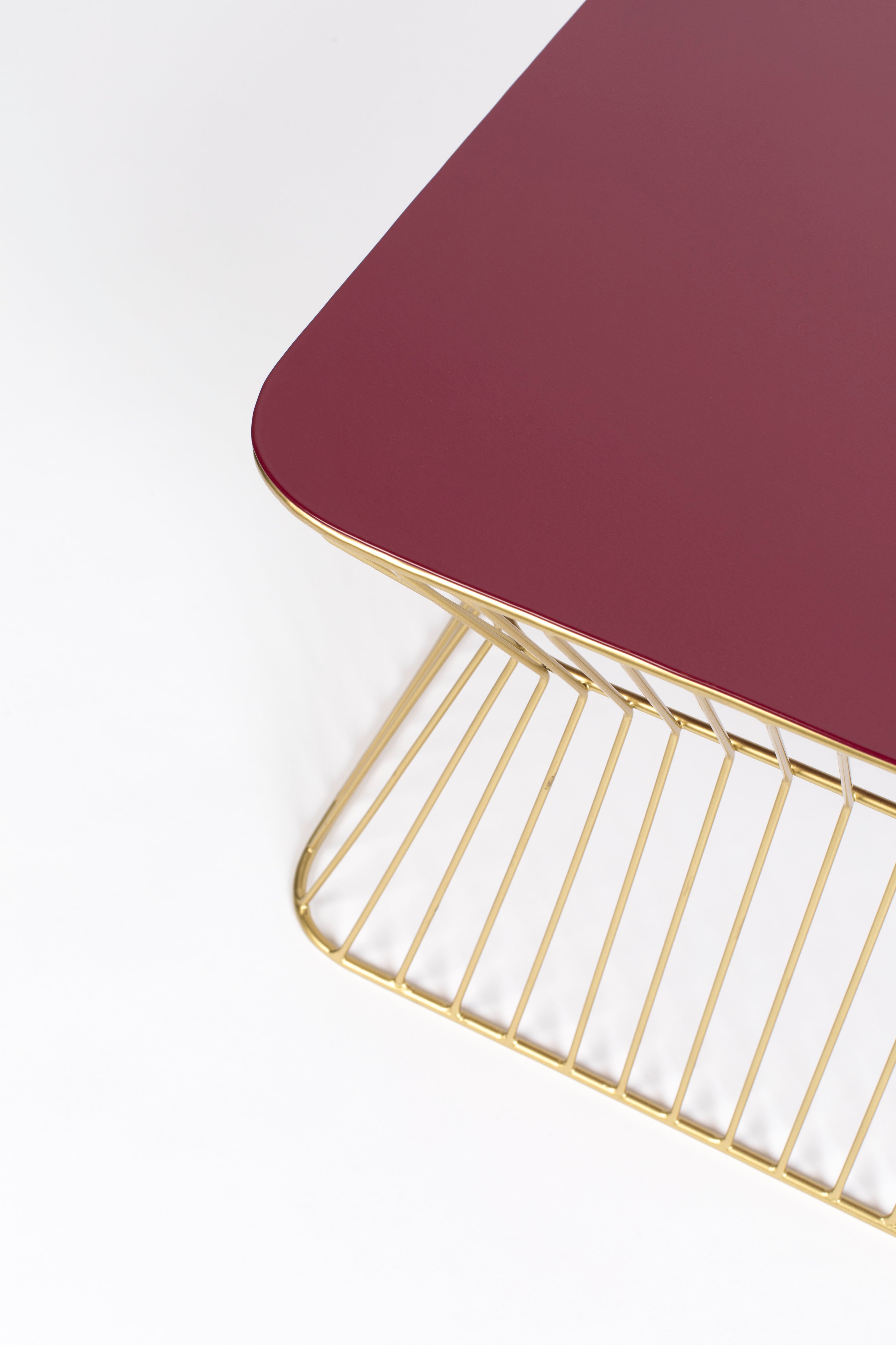 Kaffeetisch NO OFFENCE weinrot mit goldenem Fuß