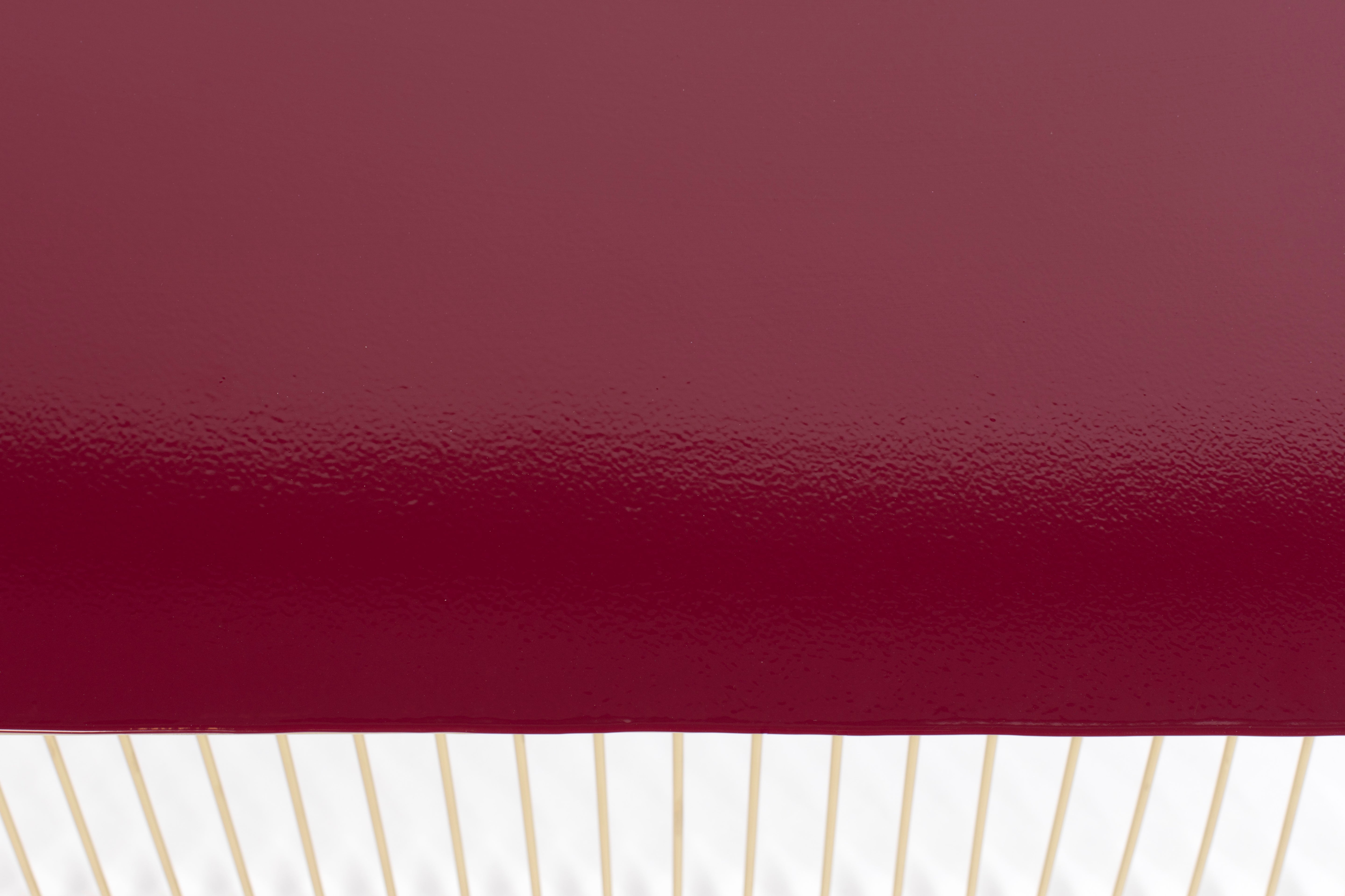 Kaffeetisch NO OFFENCE weinrot mit goldenem Fuß