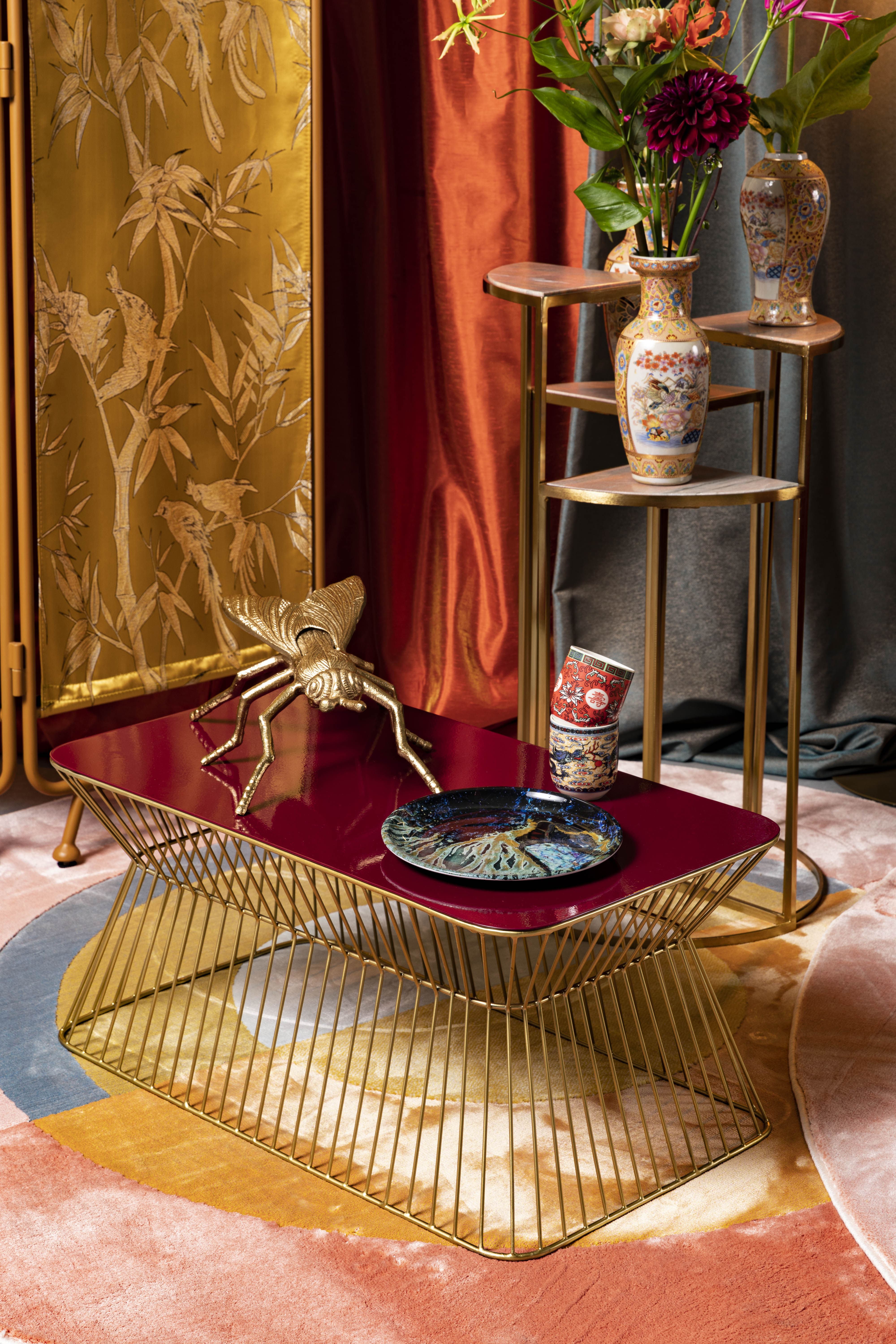 Kaffeetisch NO OFFENCE weinrot mit goldenem Fuß