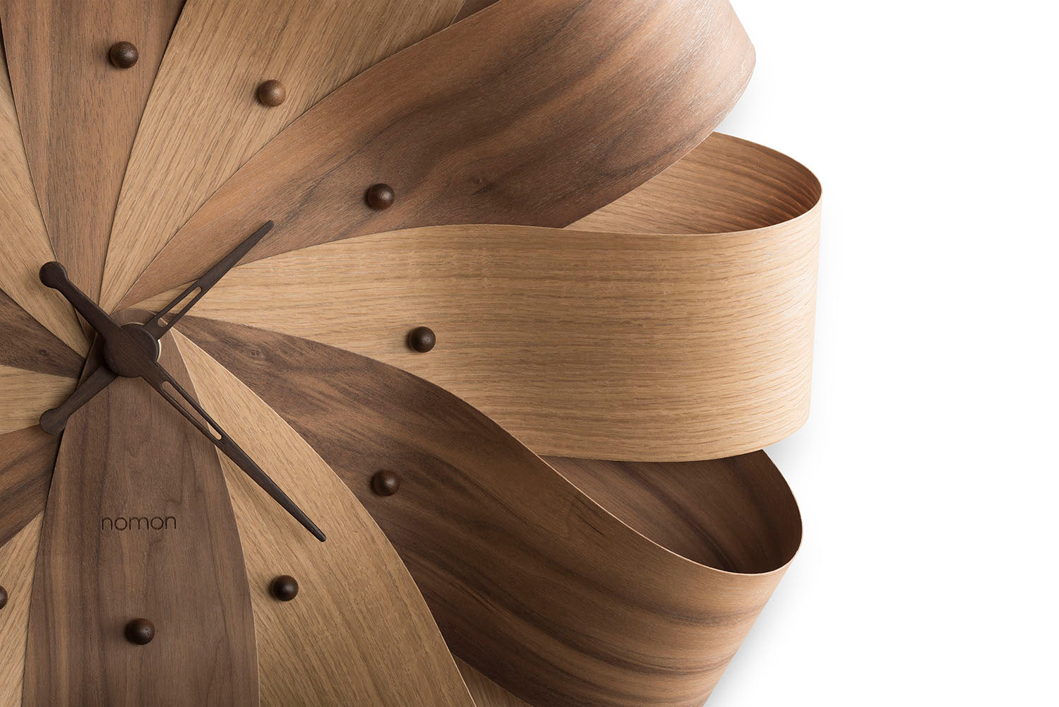 BRISA wall clock in walnut wood with oak wood