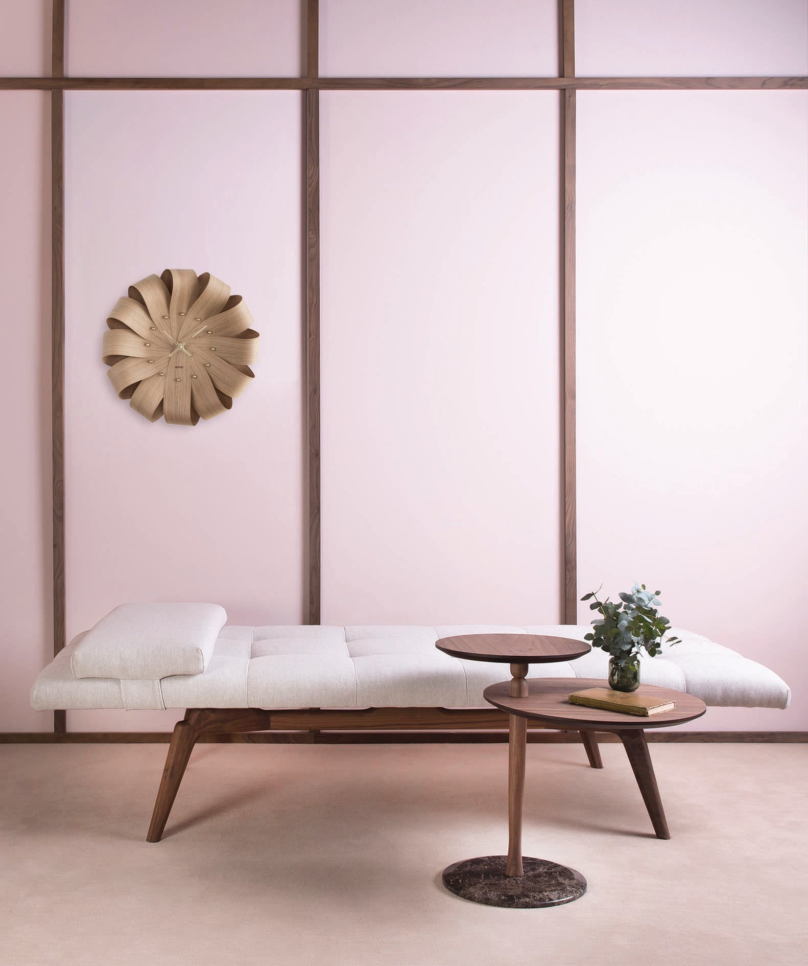 BRISA wall clock in oak wood with brass finish