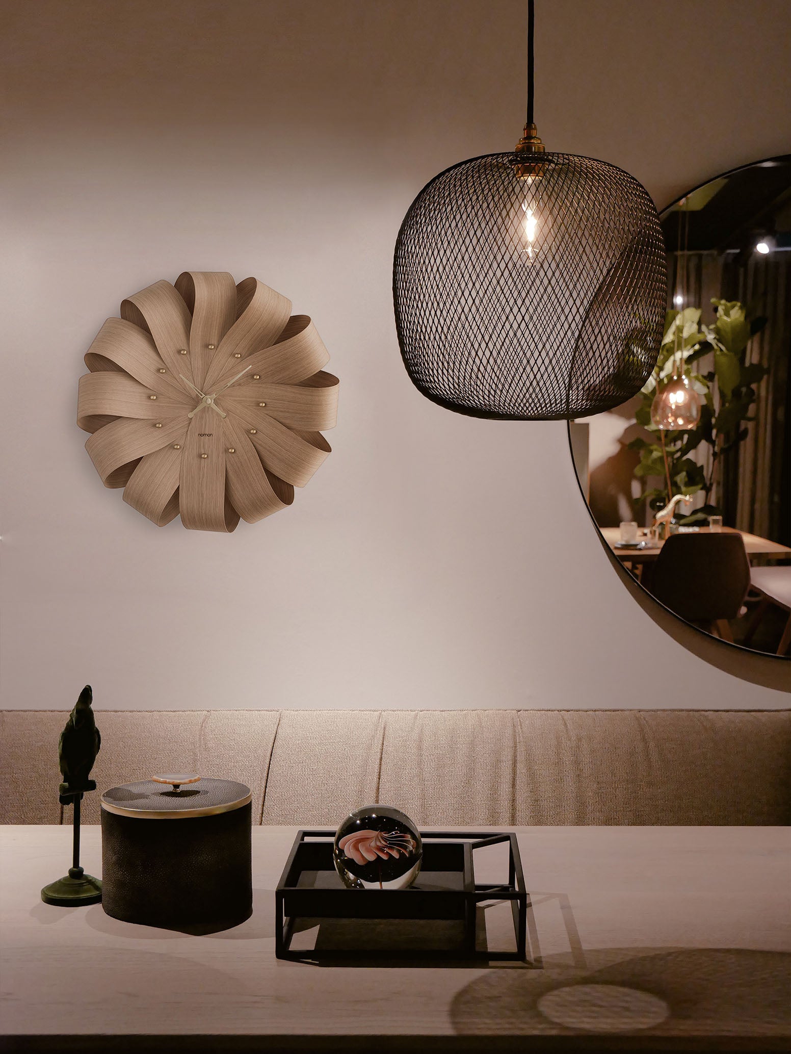 BRISA wall clock in oak wood with brass finish