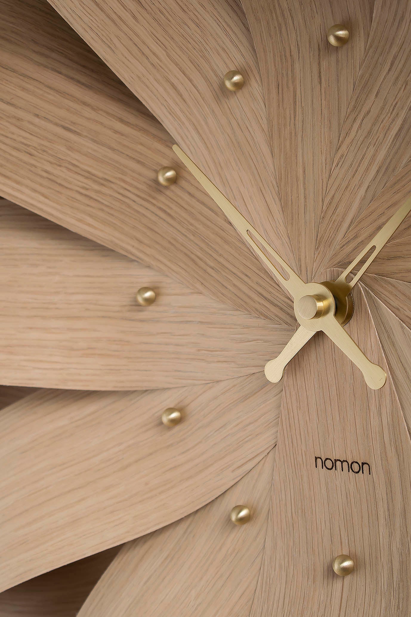 BRISA wall clock in oak wood with brass finish